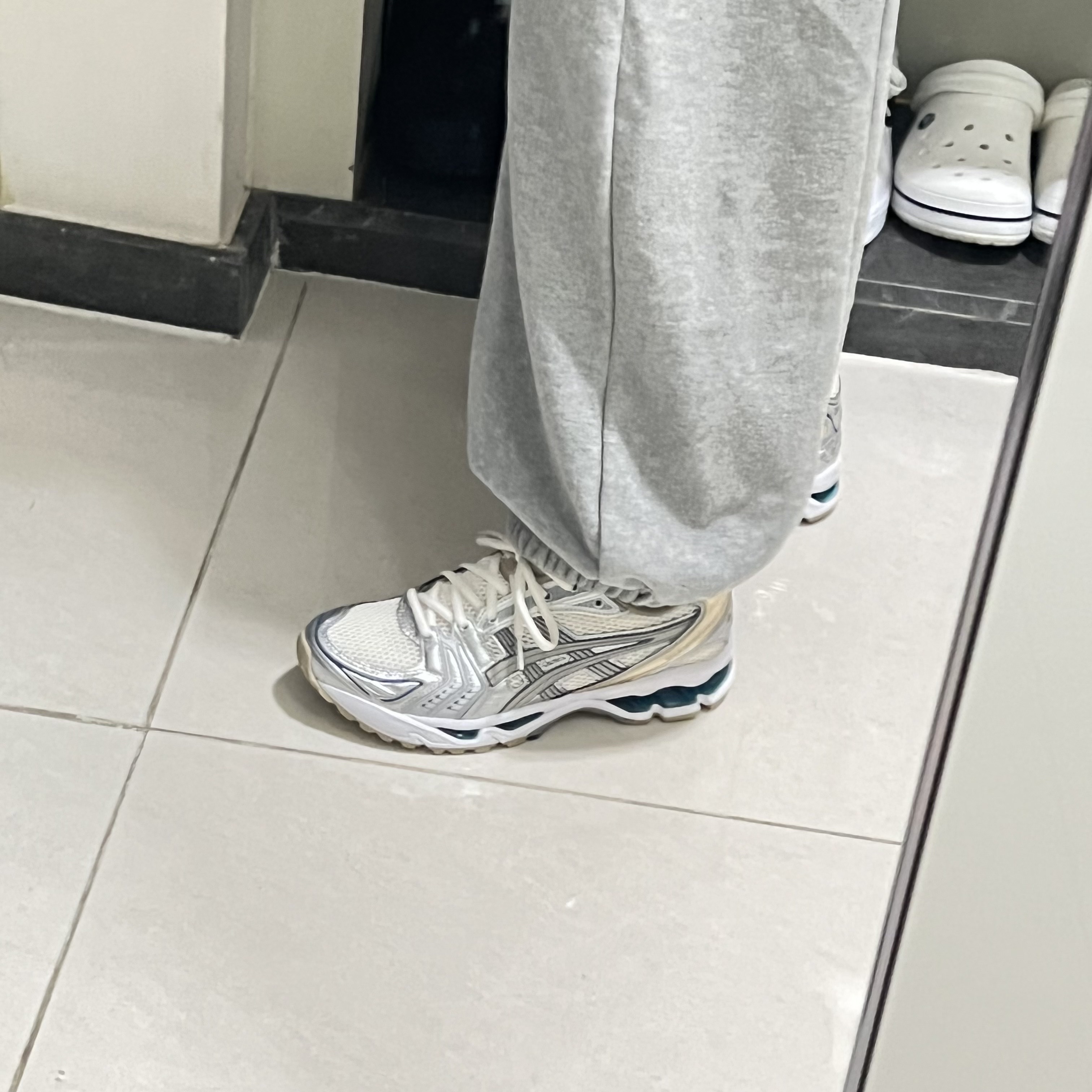 Asics Gel-Kayano 14 Cream Pure Silver 착용 스타일 - 1