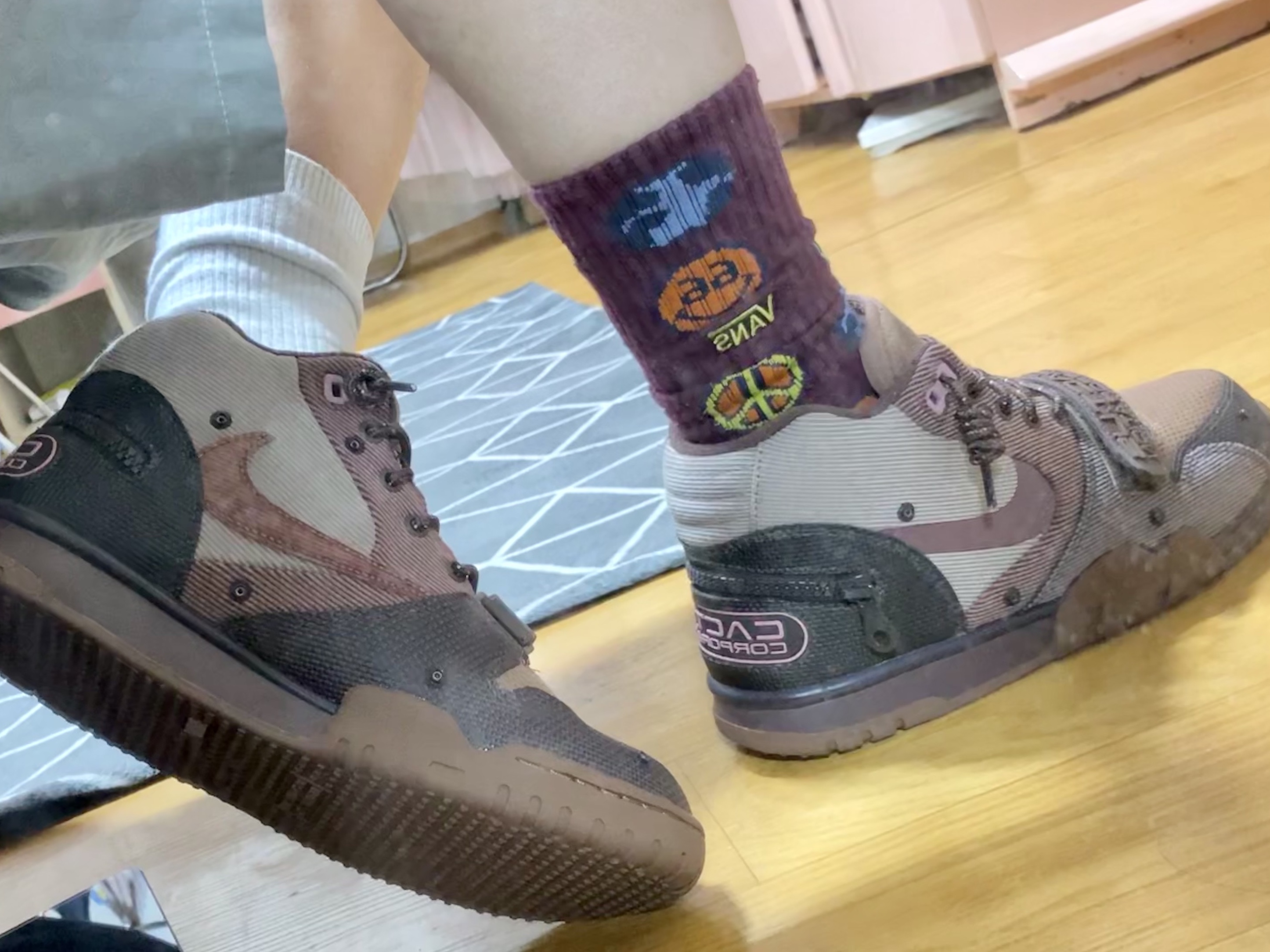 Nike x Travis Scott Air Trainer 1 Archaeo Brown and Rust Pink 착용 스타일 - 1