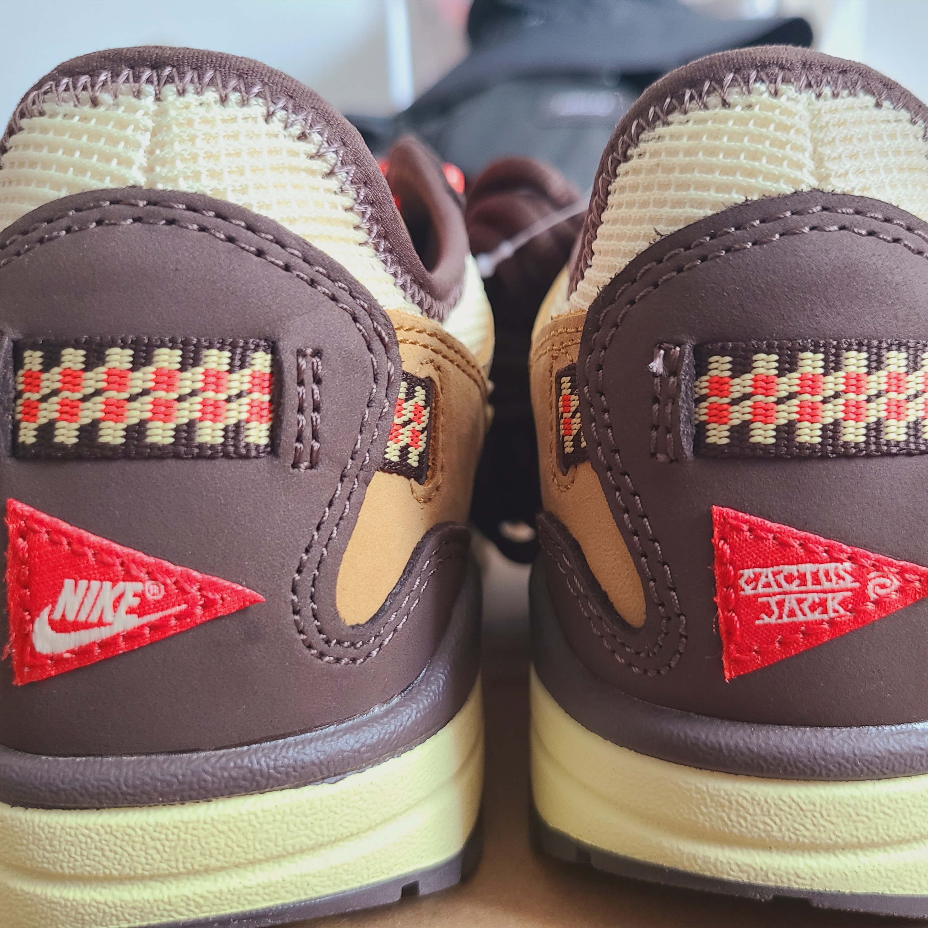 Nike x Travis Scott Air Max 1 Cact.us Brown 착용 스타일 - 3