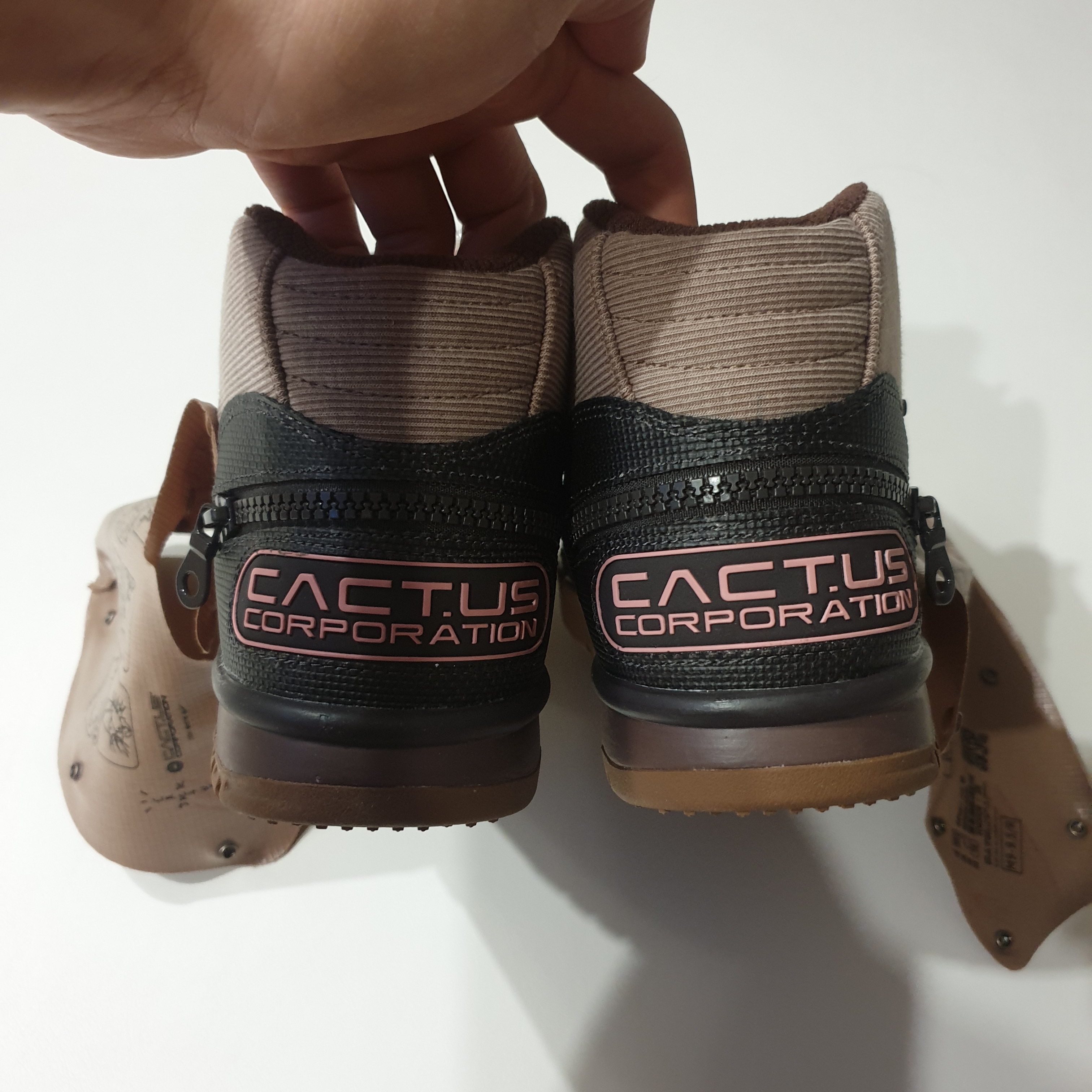 Nike x Travis Scott Air Trainer 1 Archaeo Brown and Rust Pink 착용 스타일 - 4