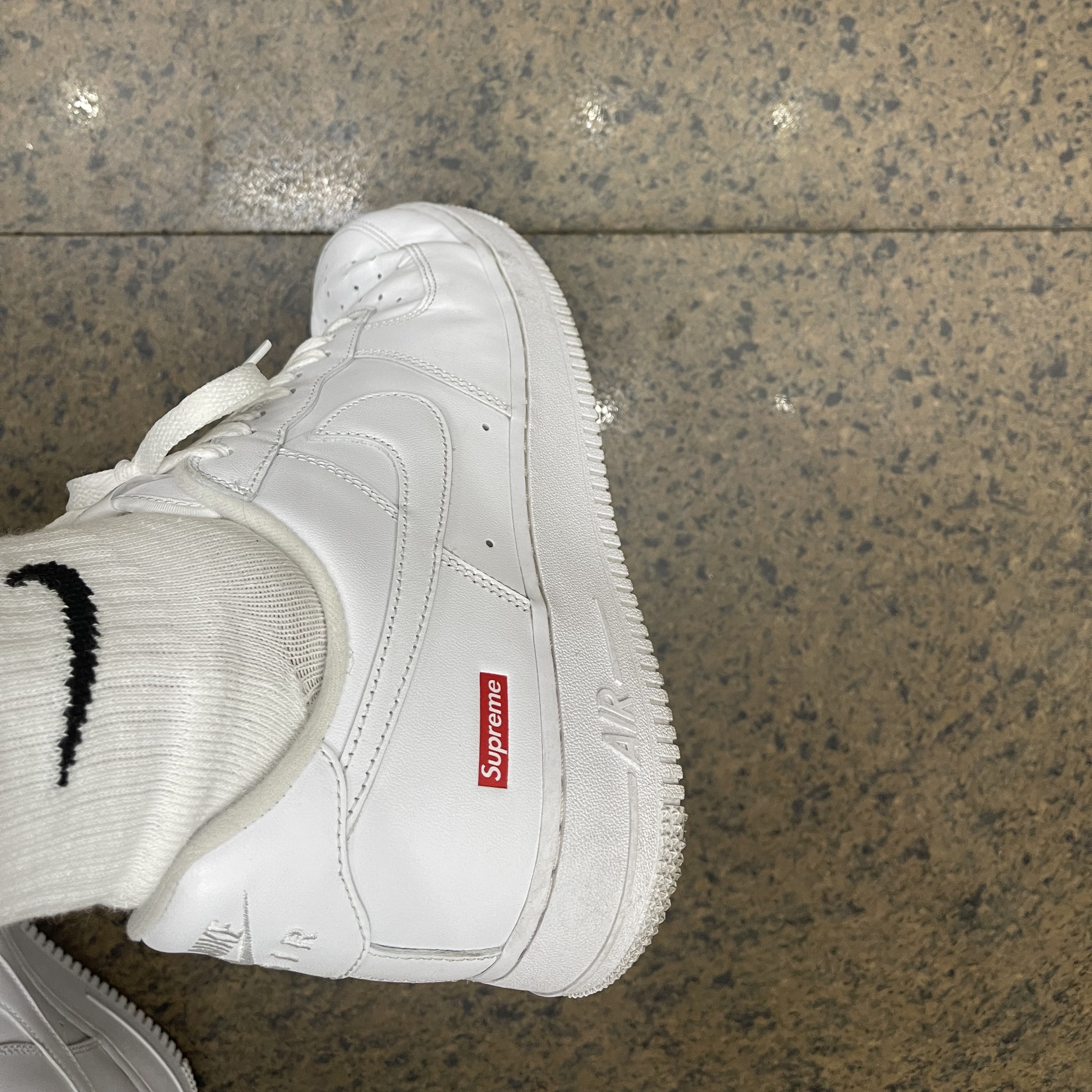 Nike x Supreme Air Force 1 Low White 착용 스타일 - 1