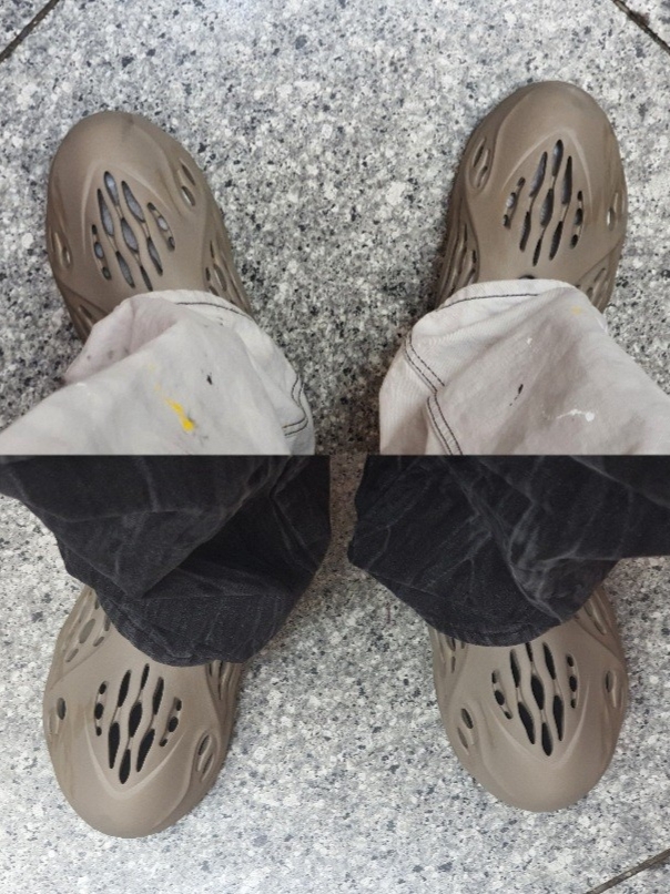 Adidas Yeezy Foam RNNR Stone Sage 착용 스타일