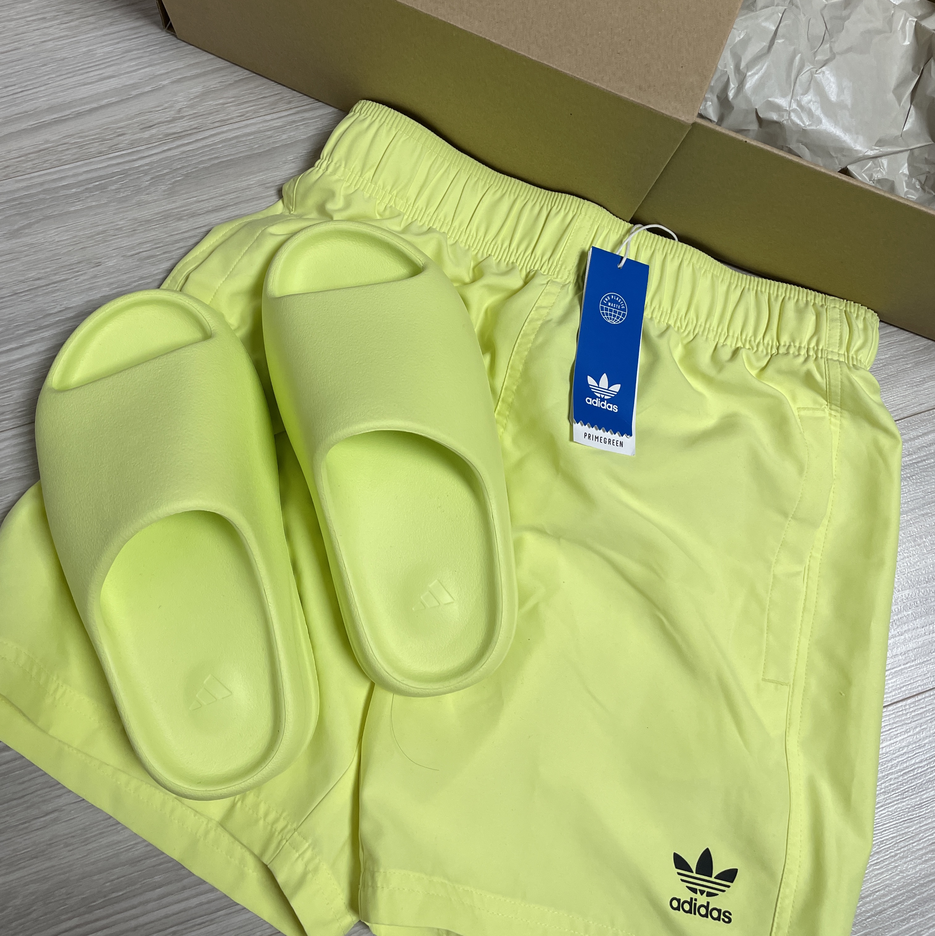 Adidas Yeezy Slide Glow Green 2022/2023 착용 스타일