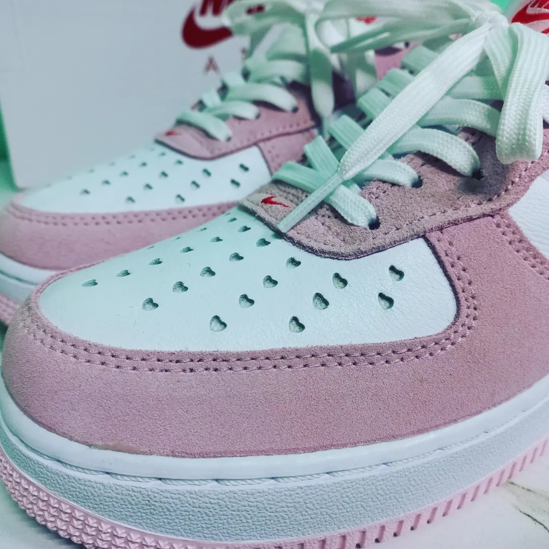 Nike Air Force 1 '07 QS Valentine's Day 착용 스타일 - 2