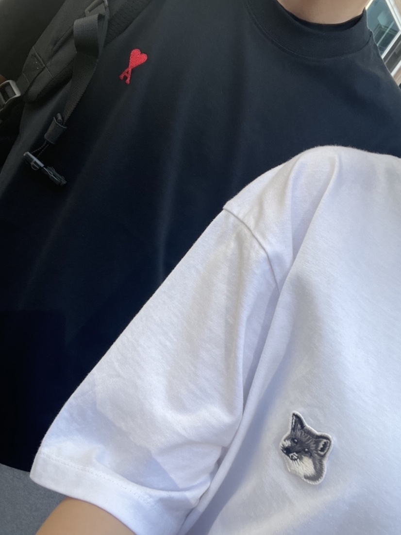 AMI de Coeur T-Shirt Black, Maison Kitsune Grey Fox Head Patch Classic T-Shirt White 착용 스타일