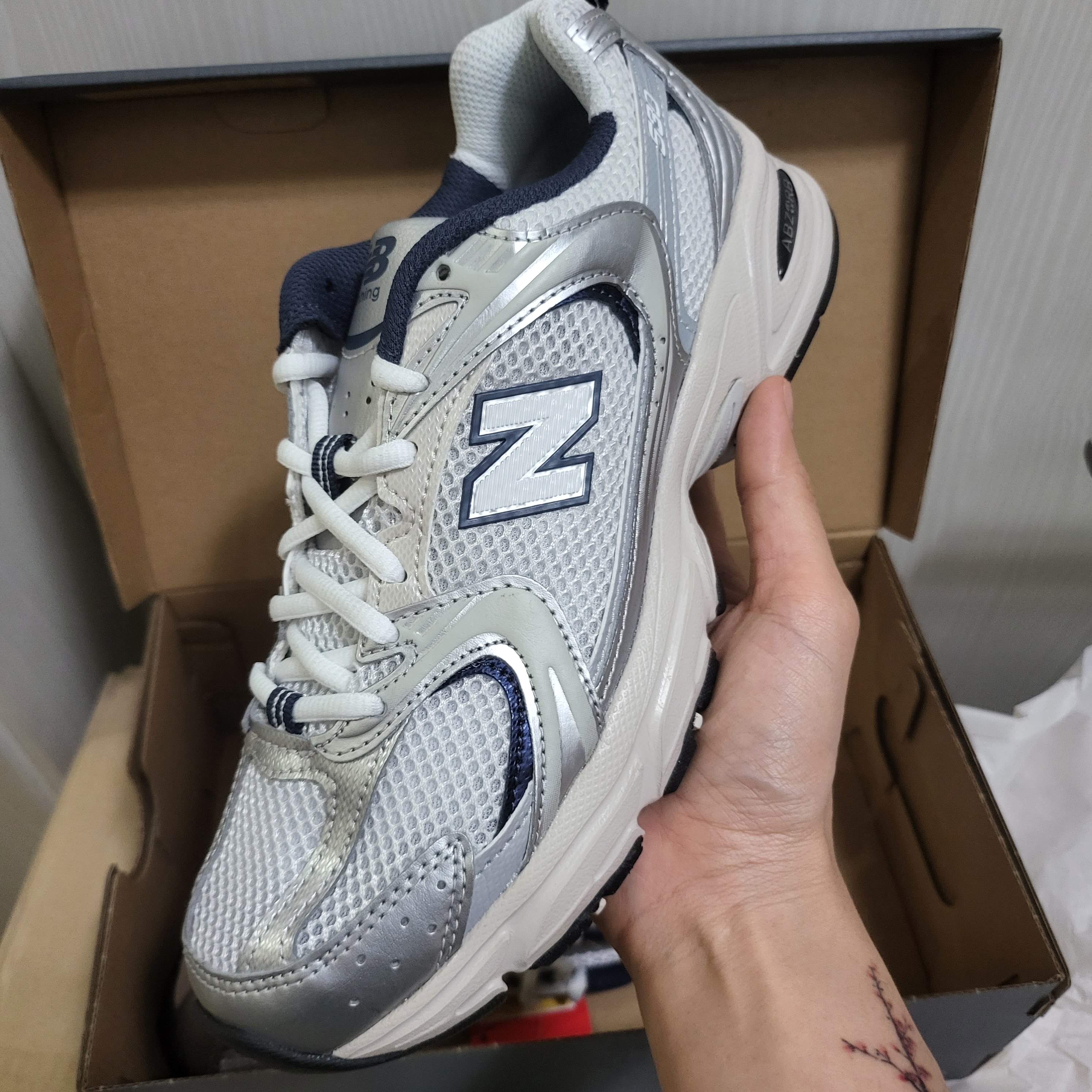 New Balance 530 Steel Grey 착용 스타일 - 2