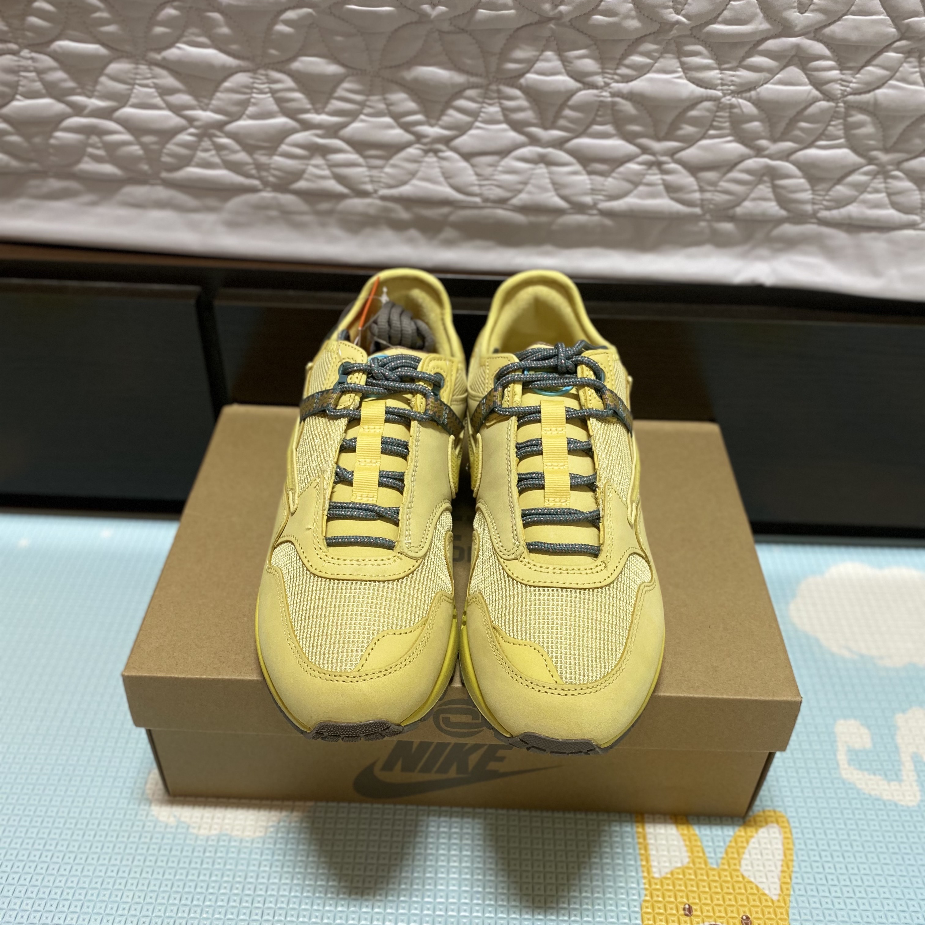 Nike x Travis Scott Air Max 1 Cact.us Gold 착용 스타일 - 1