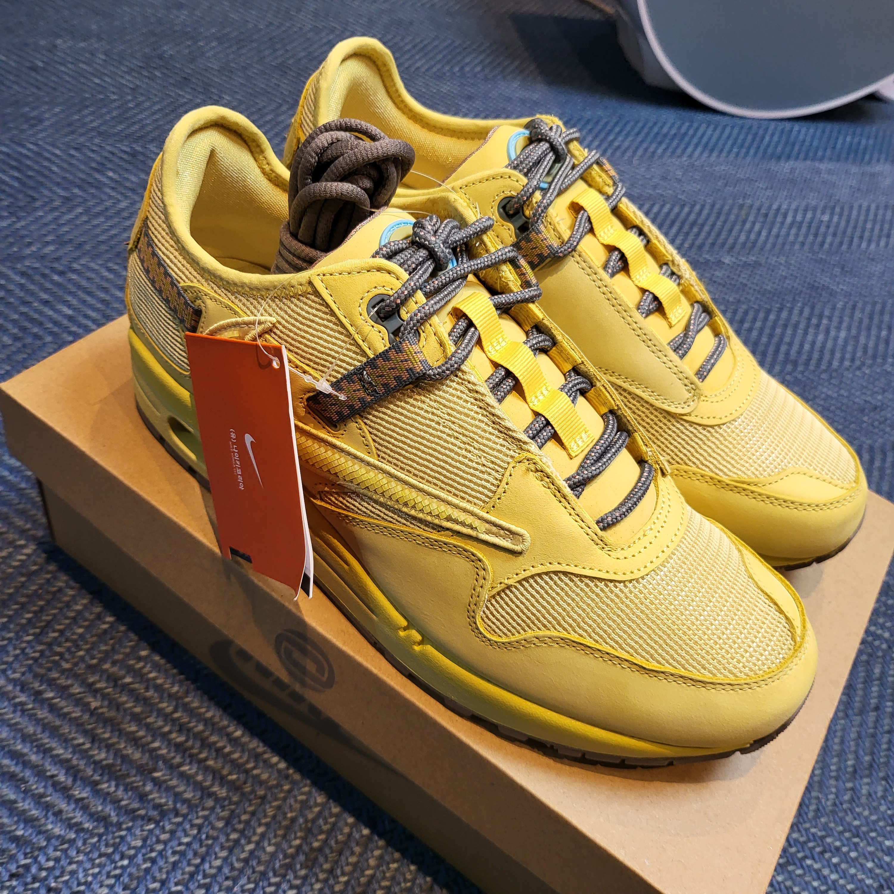 Nike x Travis Scott Air Max 1 Cact.us Gold 착용 스타일