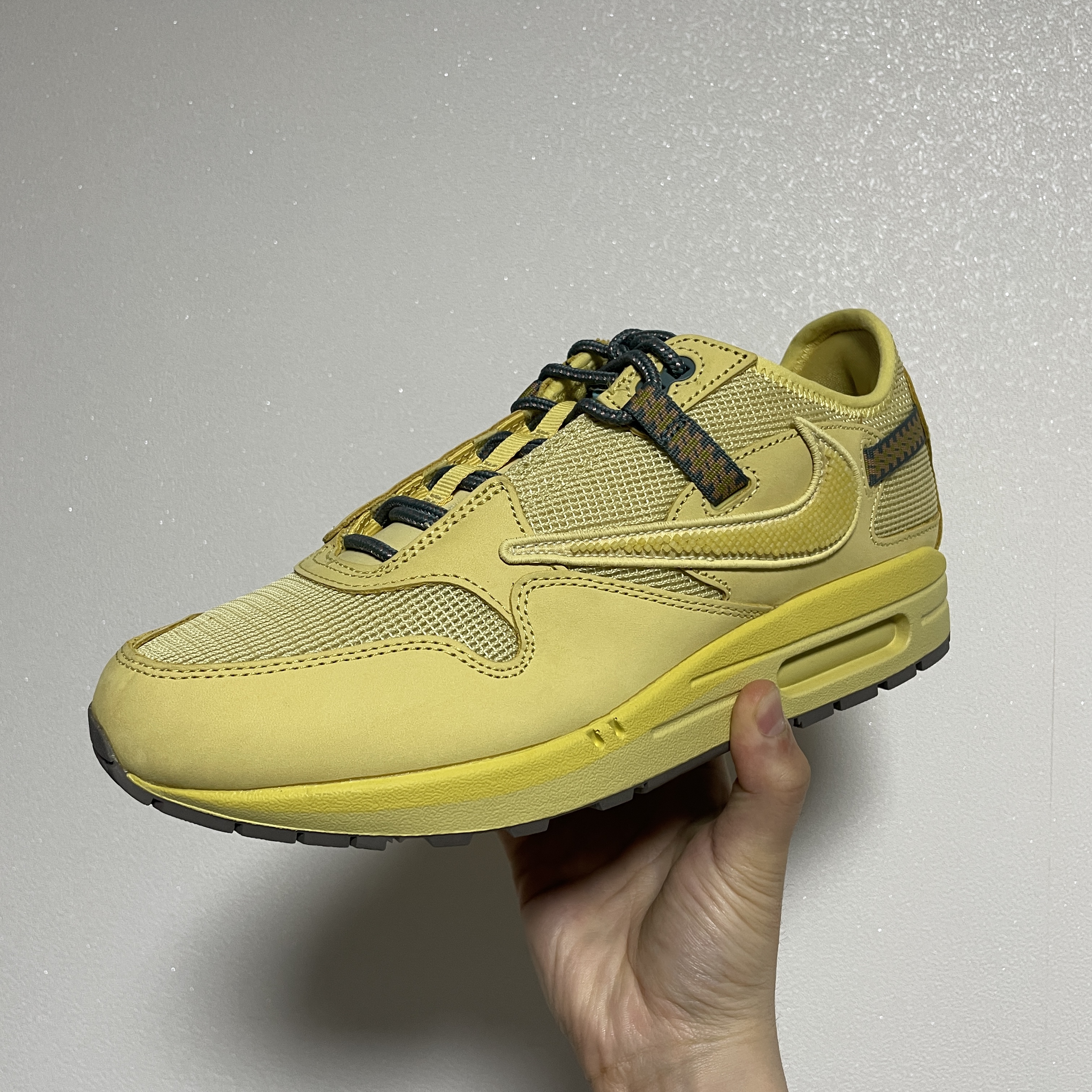 Nike x Travis Scott Air Max 1 Cact.us Gold 착용 스타일