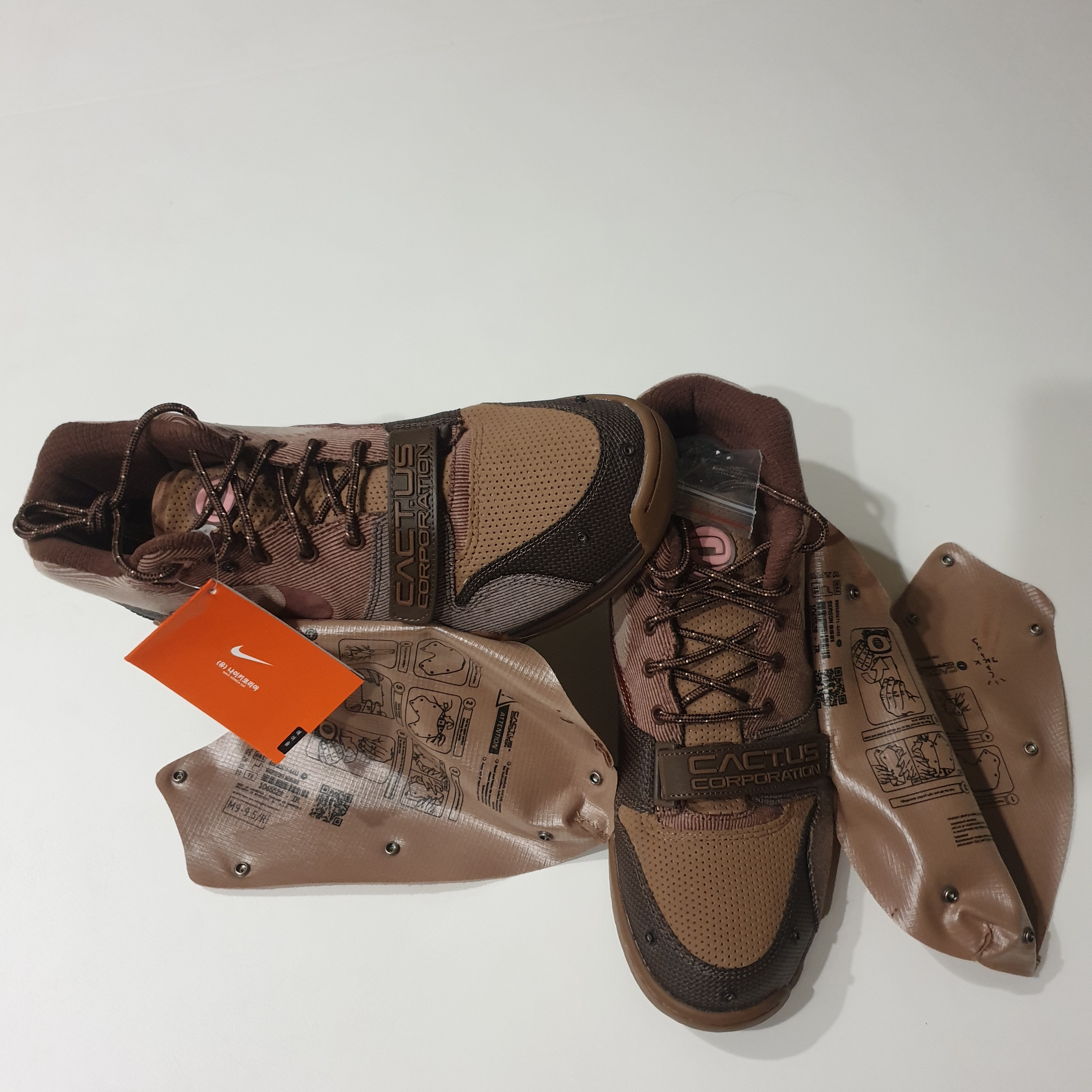 Nike x Travis Scott Air Trainer 1 Archaeo Brown and Rust Pink 착용 스타일 - 2