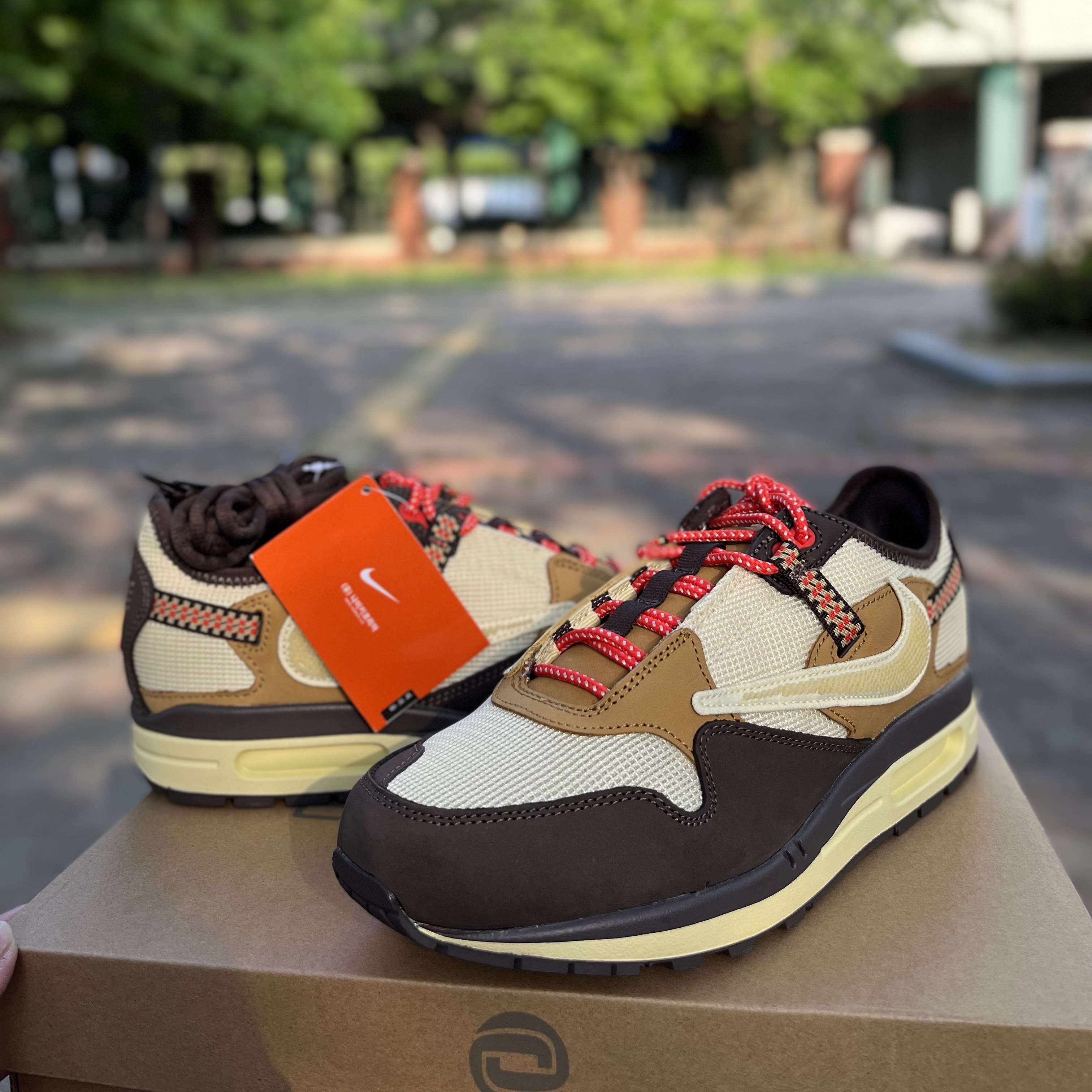 Nike x Travis Scott Air Max 1 Cact.us Brown 착용 스타일