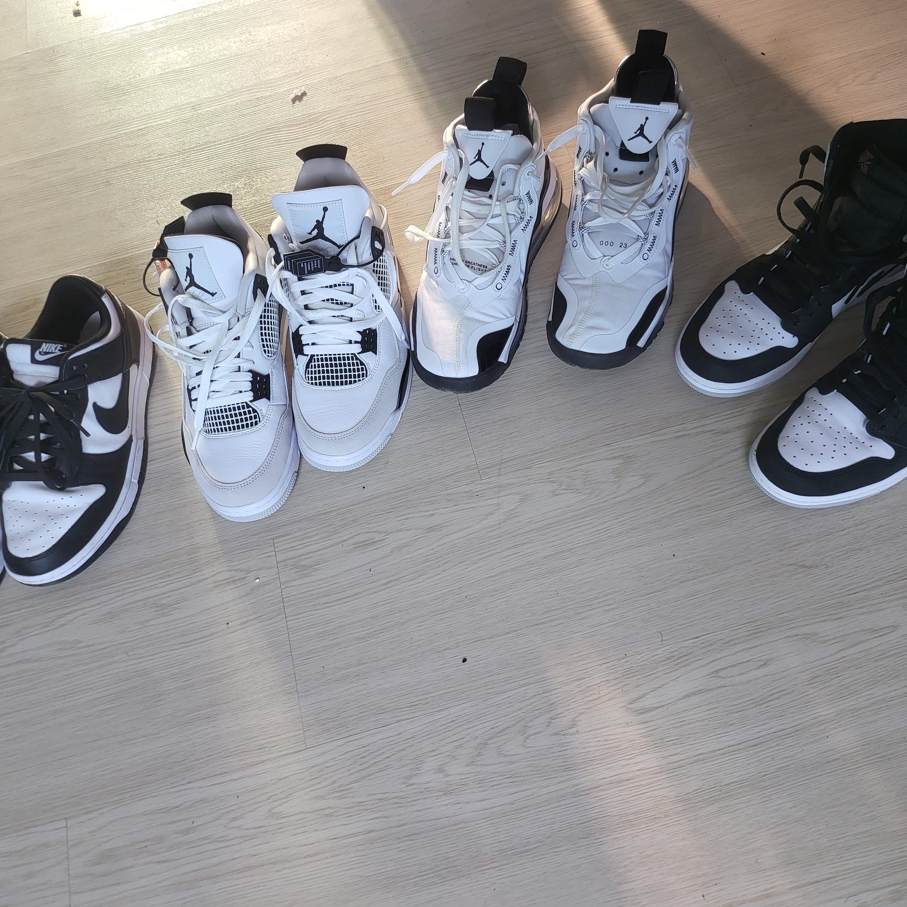 Nike Dunk Low Retro Black, Jordan 4 Retro White and Black 착용 스타일