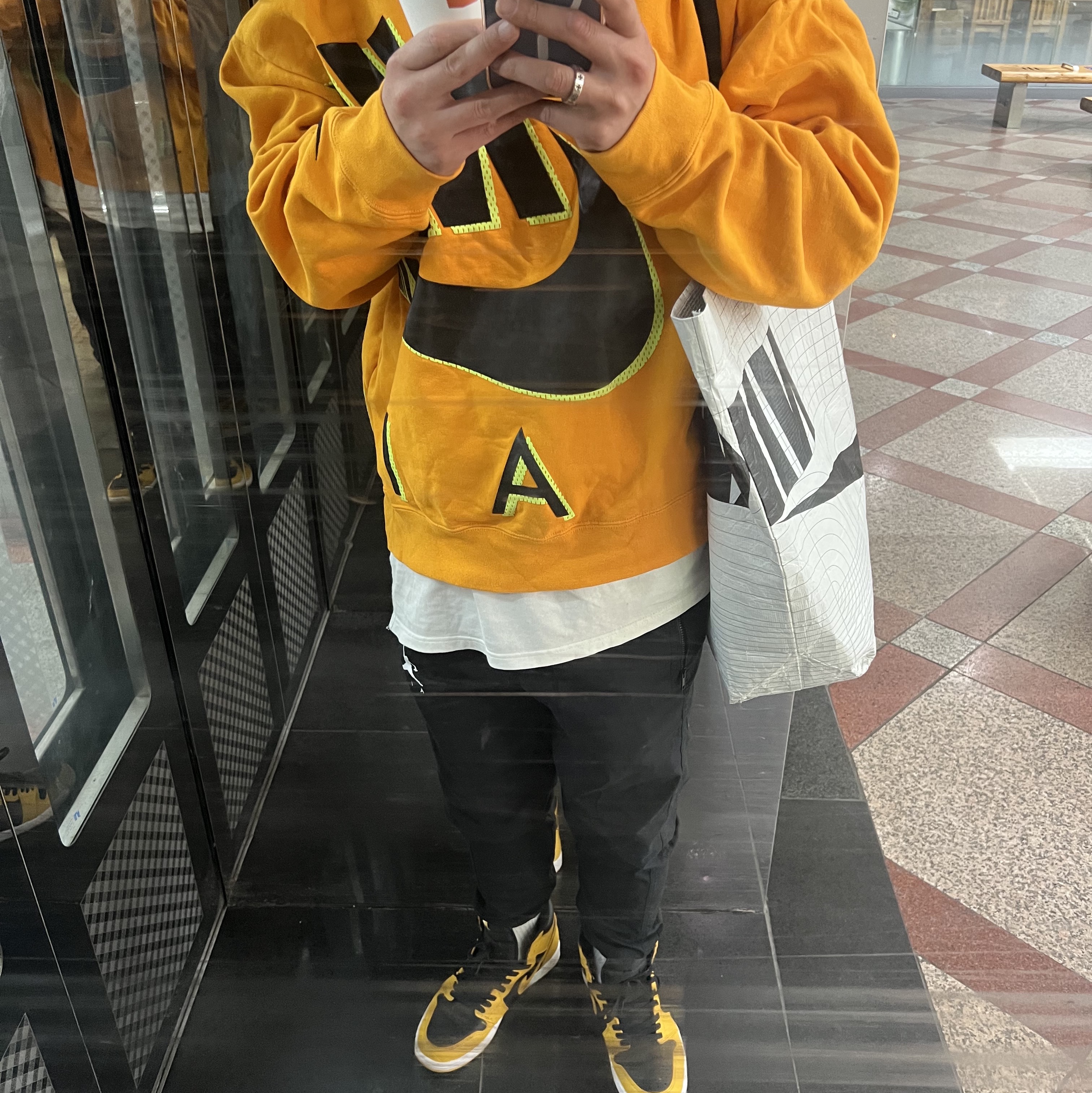 Jordan 1 Retro High OG Pollen, Nike x Kim Jones Fleece Crew Circuit Orange - US/EU 착용 스타일