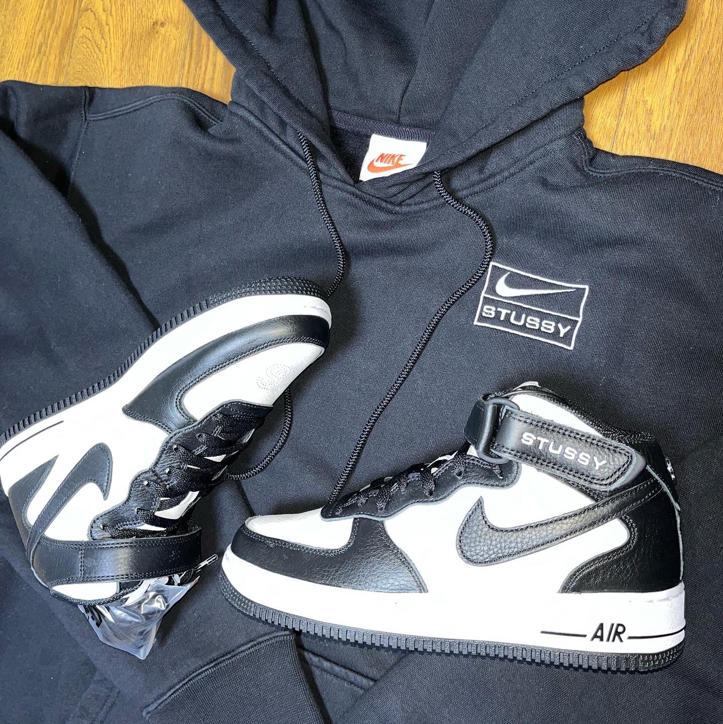 Nike x Stussy Air Force 1 '07 Mid SP Black and Light Bone, Nike x Stussy NRG RA Pullover Hoodie Dark Grey Heather (DJ9488-063) 착용 스타일 - 2