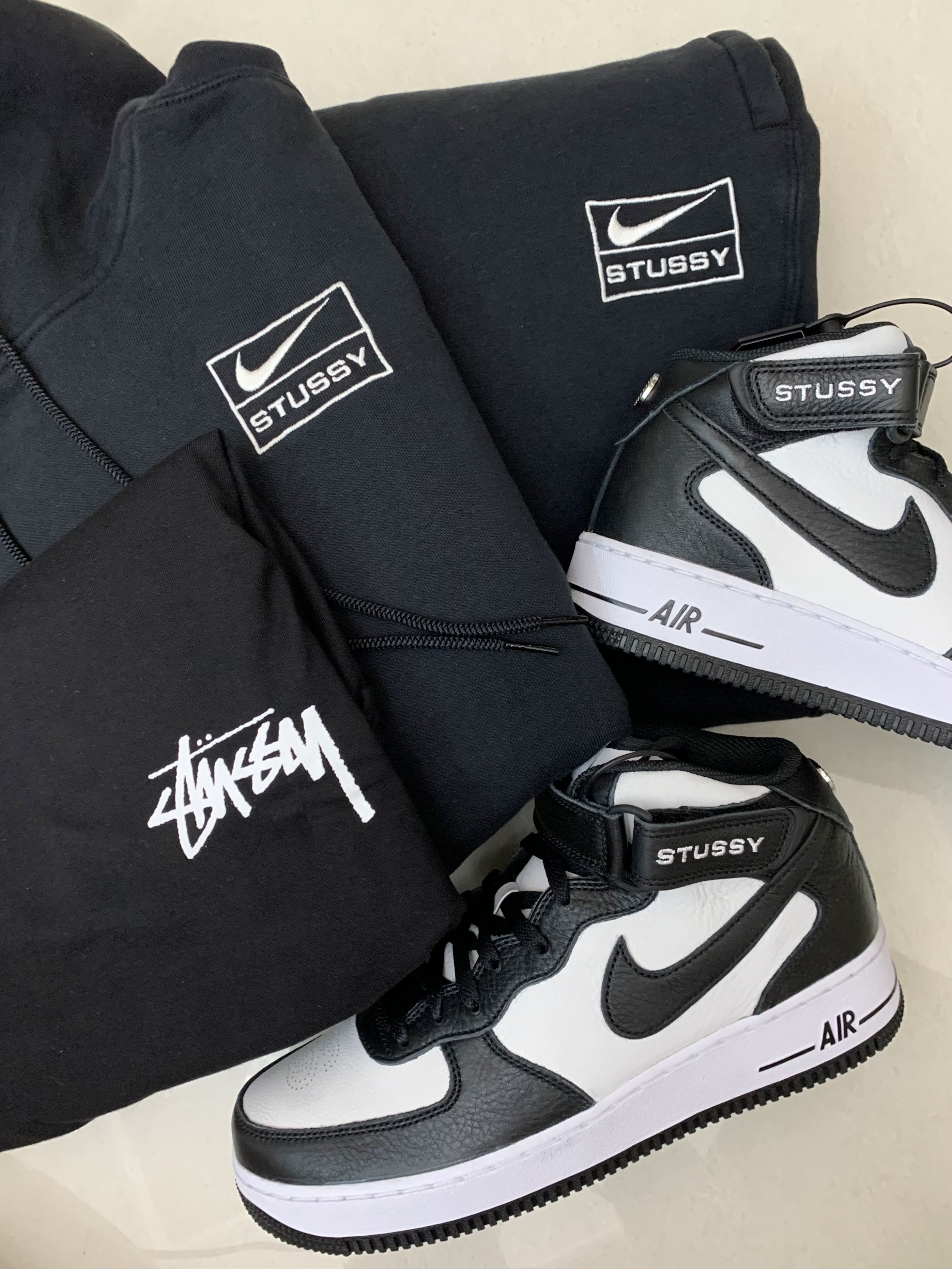 Nike x Stussy Air Force 1 '07 Mid SP Black and Light Bone, Nike x Stussy NRG RA Washed Pullover Hoodie Black (DN4028-010) 착용 스타일