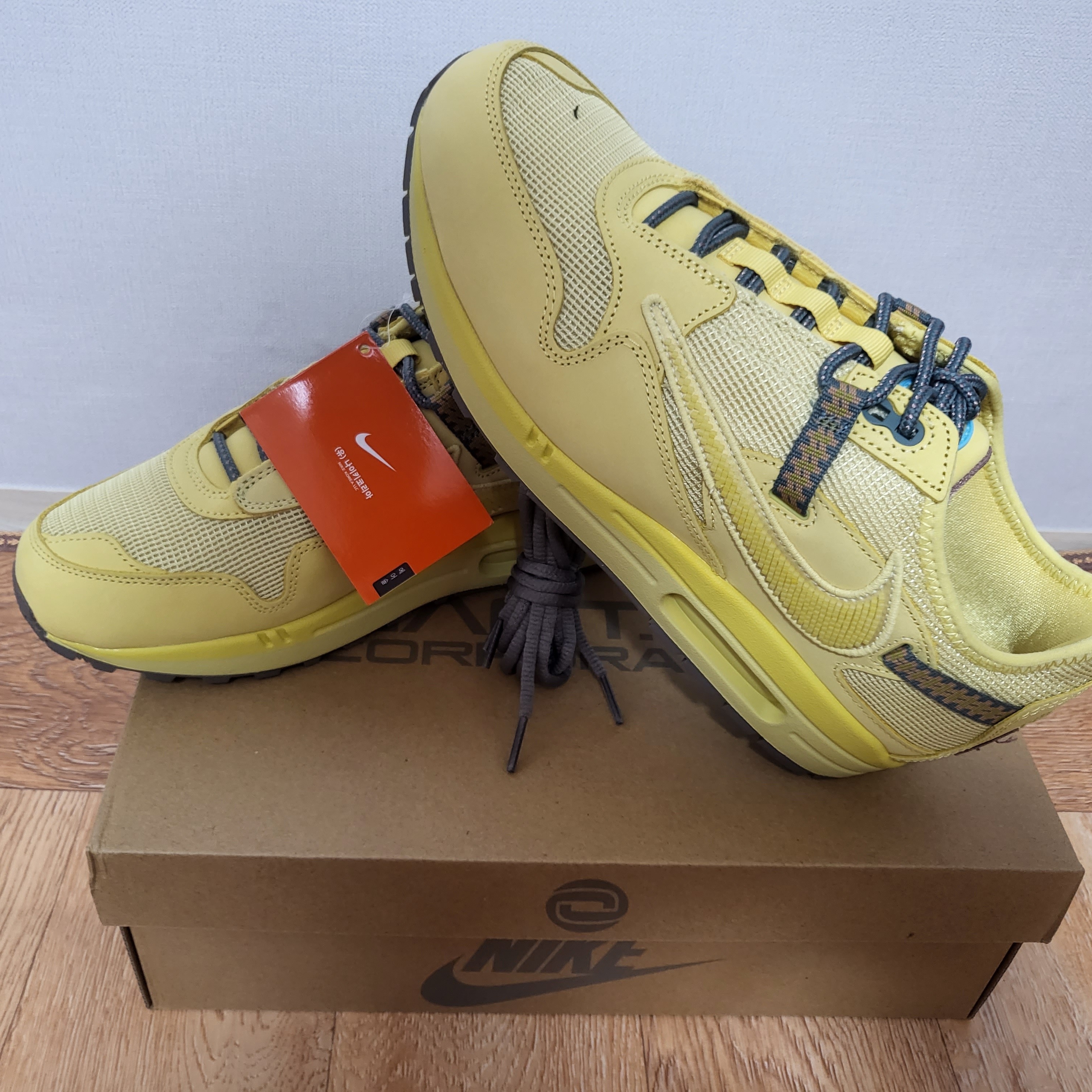 Nike x Travis Scott Air Max 1 Cact.us Gold 착용 스타일 - 1