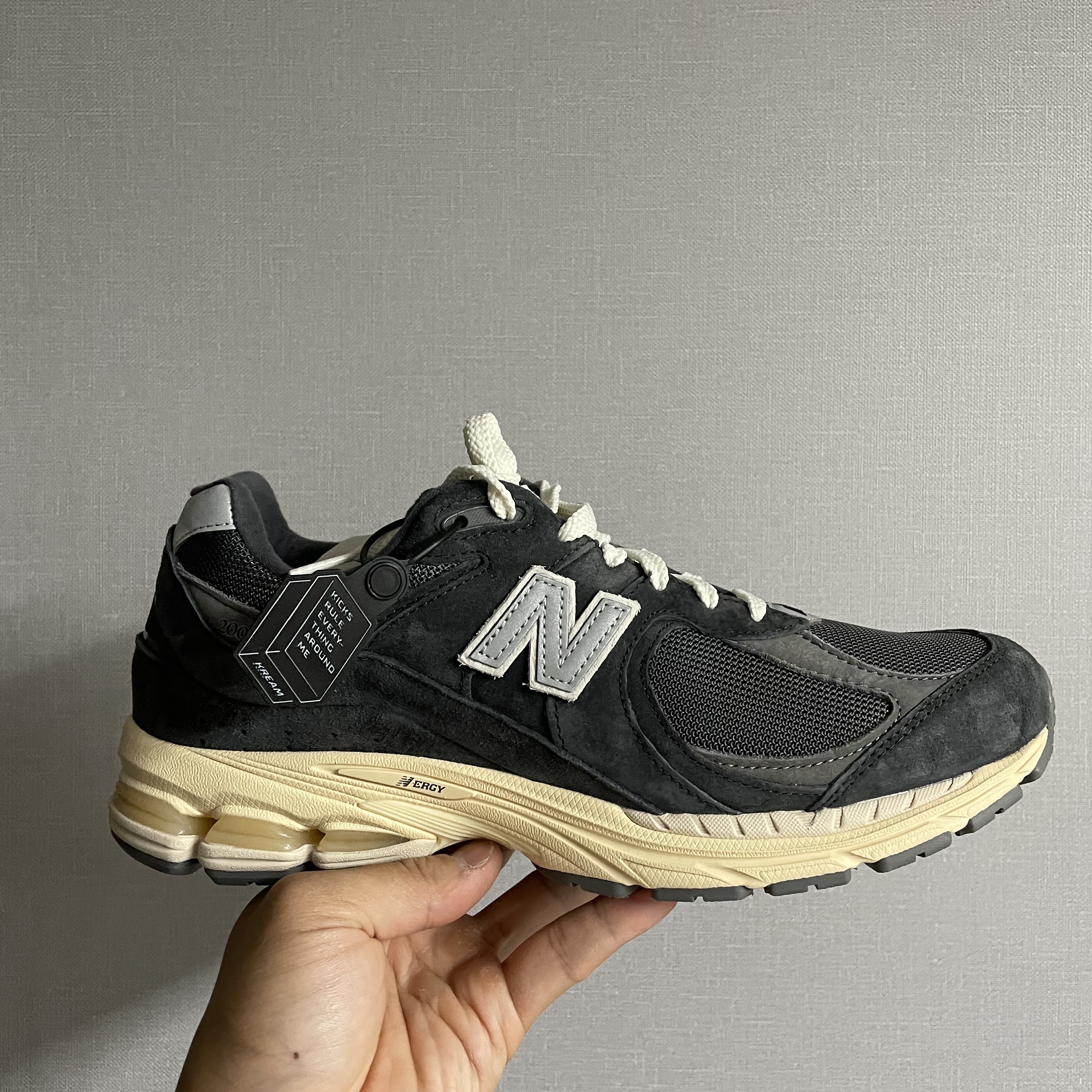 New Balance 2002R Special Vintage Black Grey 착용 스타일