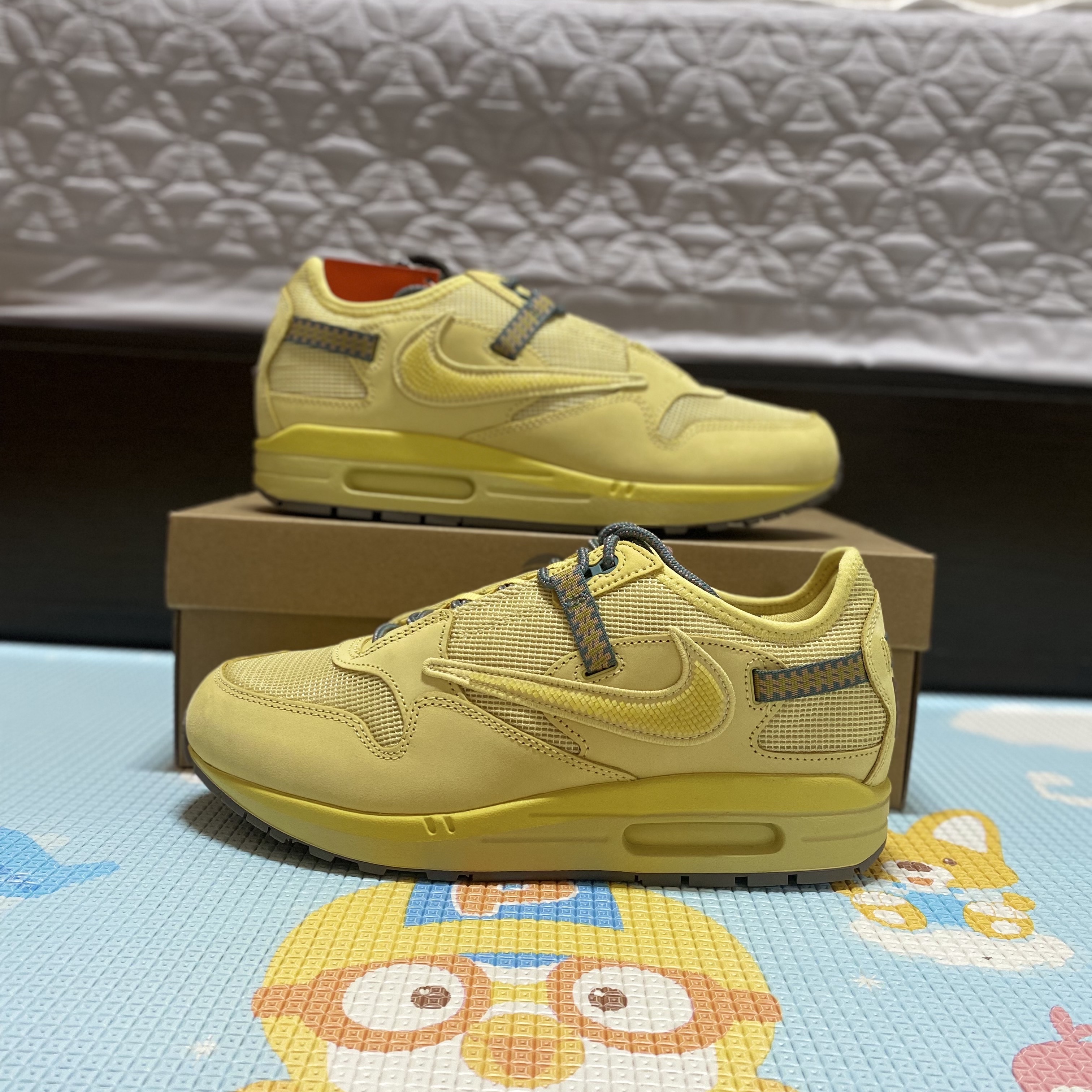 Nike x Travis Scott Air Max 1 Cact.us Gold 착용 스타일 - 2