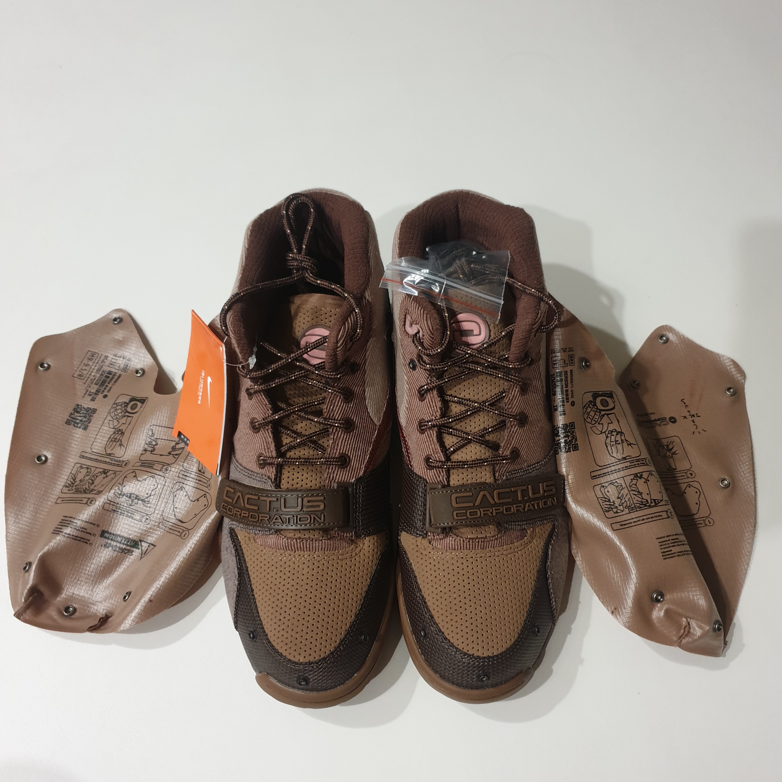 Nike x Travis Scott Air Trainer 1 Archaeo Brown and Rust Pink 착용 스타일 - 1