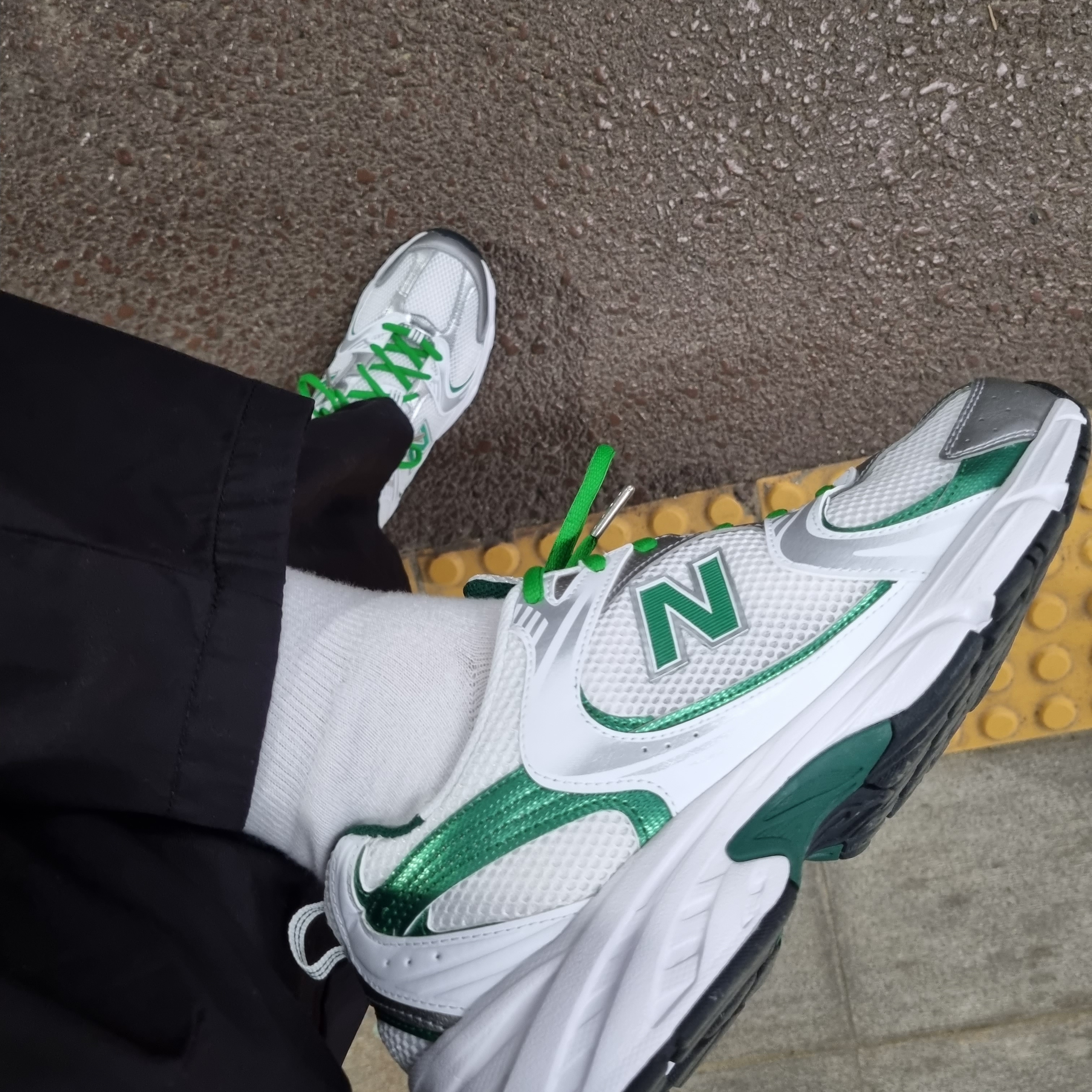New Balance 530 White Nightwatch Green 착용 스타일