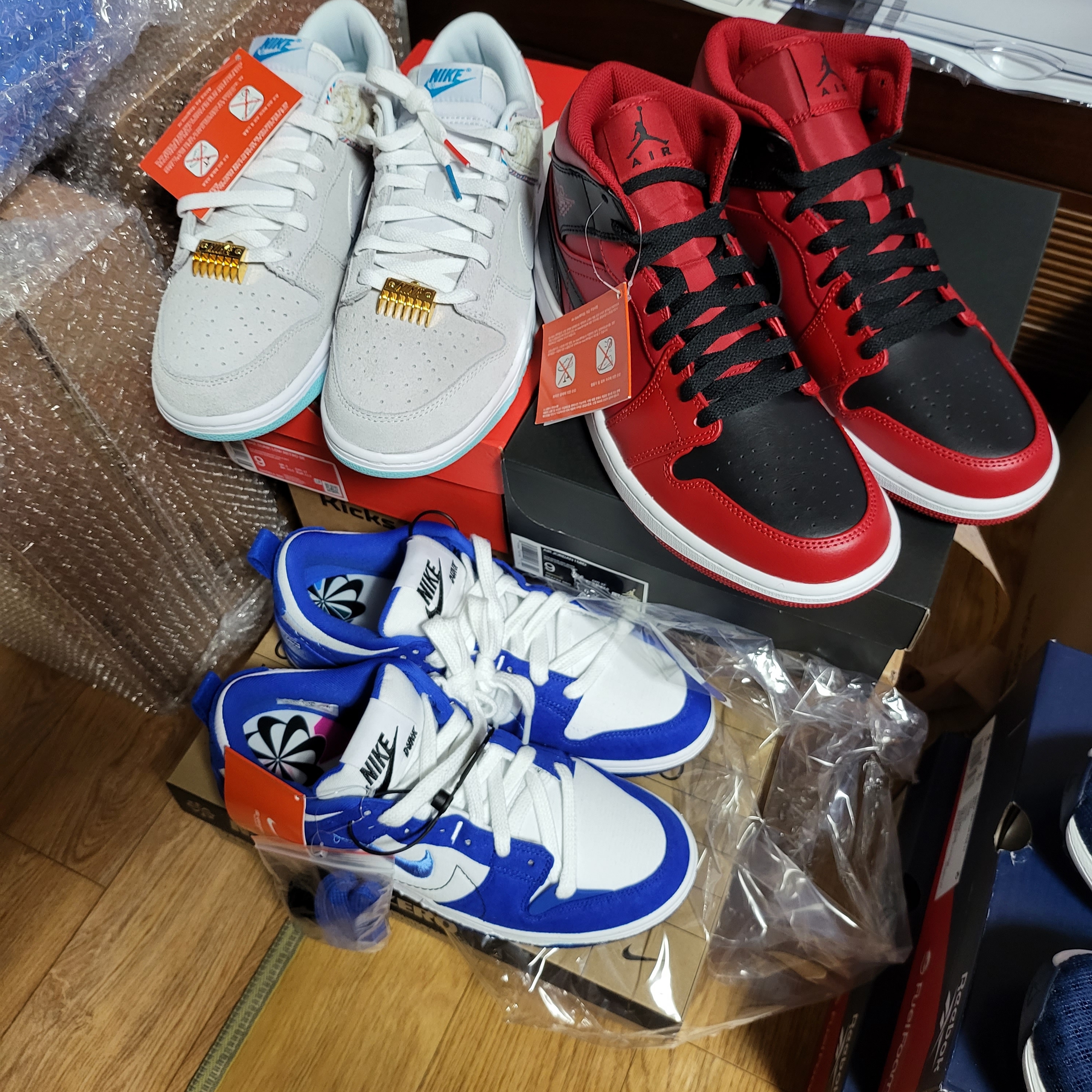 Nike Dunk Low Retro SE Barber Shop Grey, (W) Nike Dunk Low Disrupt 2 White and University Blue 착용 스타일 - 1