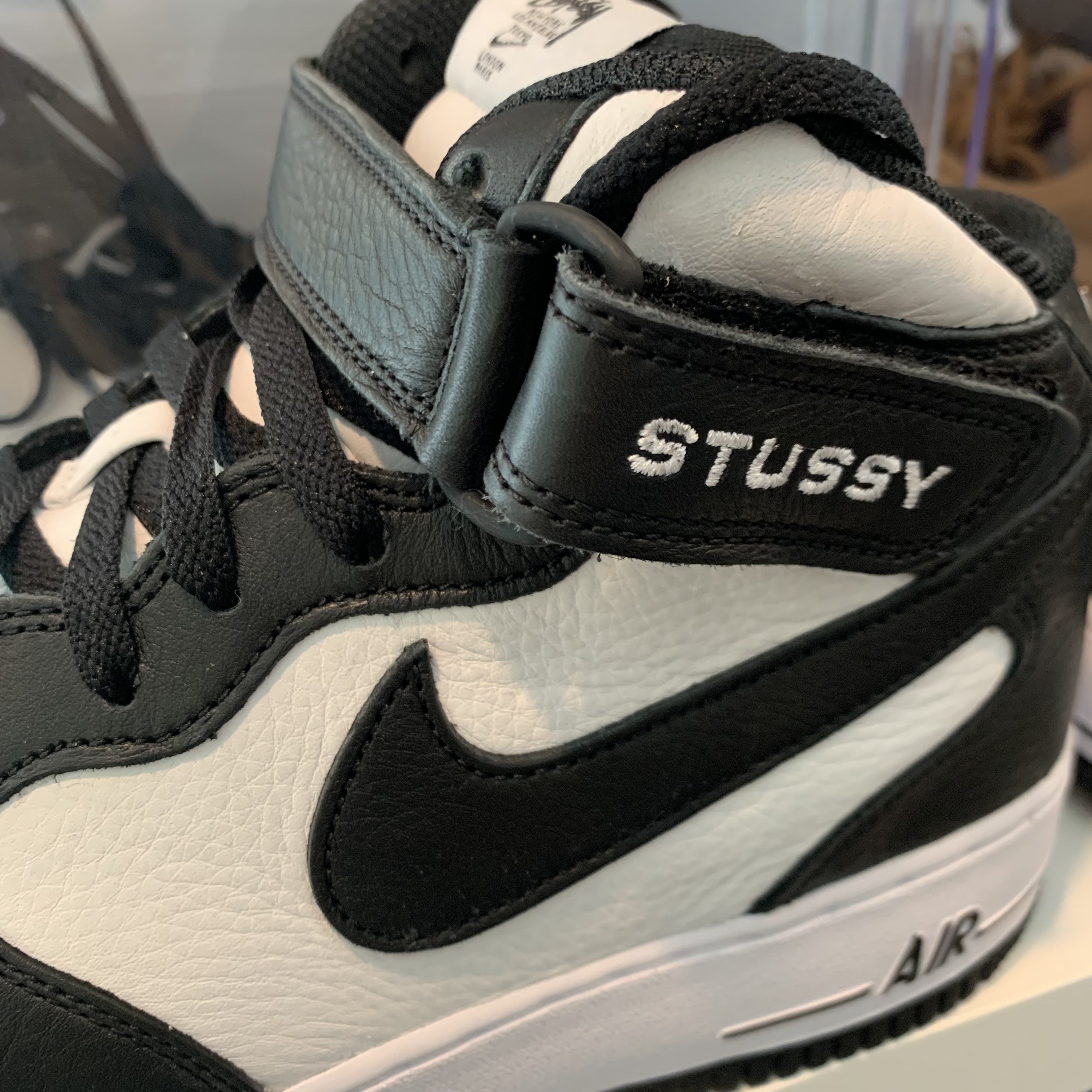 Nike x Stussy Air Force 1 '07 Mid SP Black and Light Bone 착용 스타일 - 1