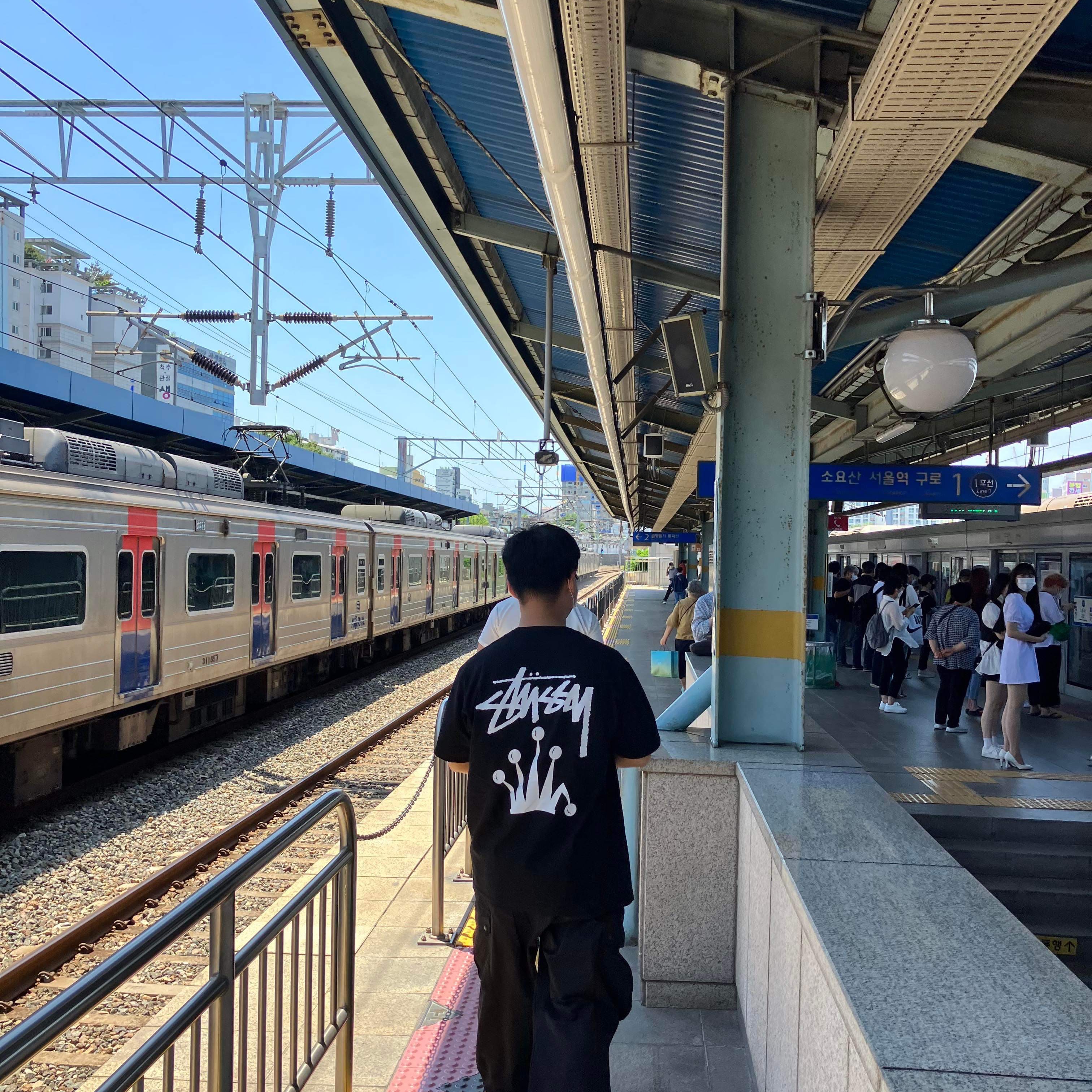 Stussy Stock Crown T-Shirt Black 착용 스타일
