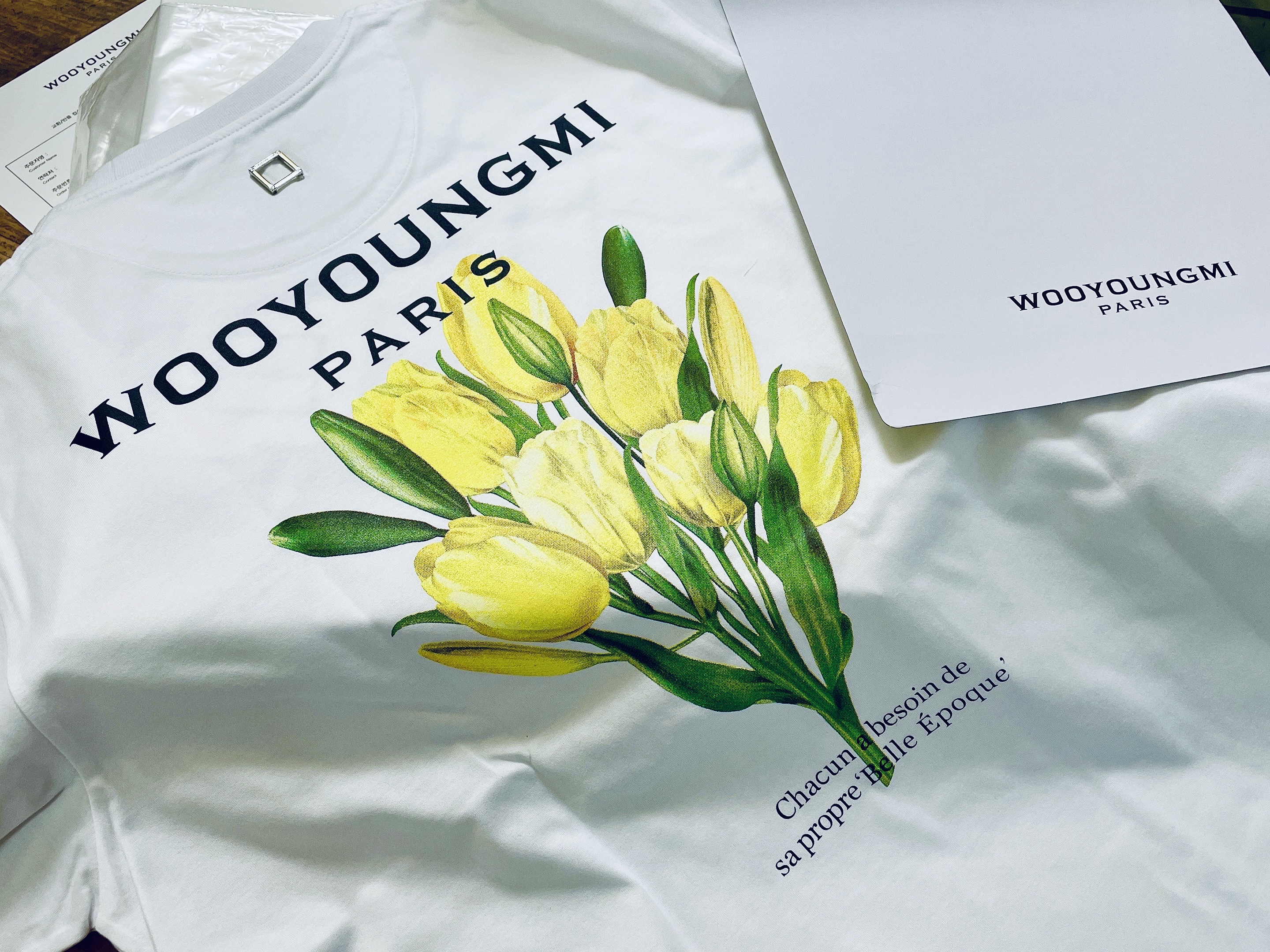 Wooyoungmi Flower Print Back Logo T-Shirt White - 22SS, Wooyoungmi Flower Print Back Logo T-Shirt Black - 22SS 착용 스타일 - 3