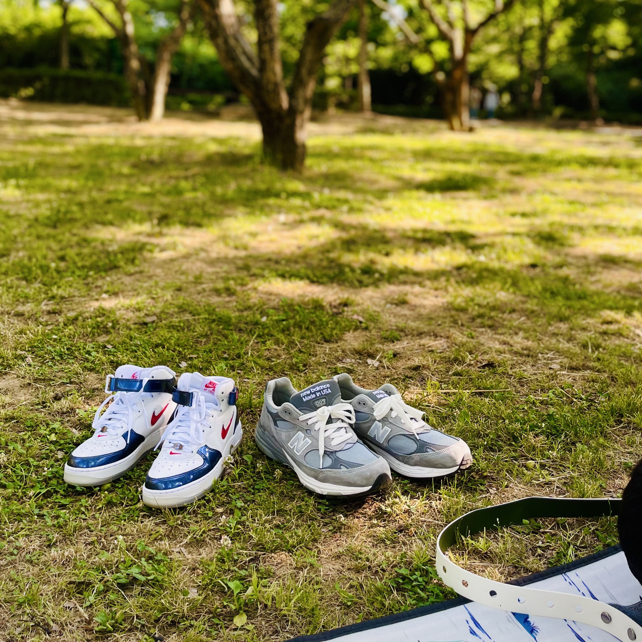 Nike Air Force 1 Mid QS University Red and Midnight Navy, New Balance 993 Made in USA Grey - D Standard 착용 스타일