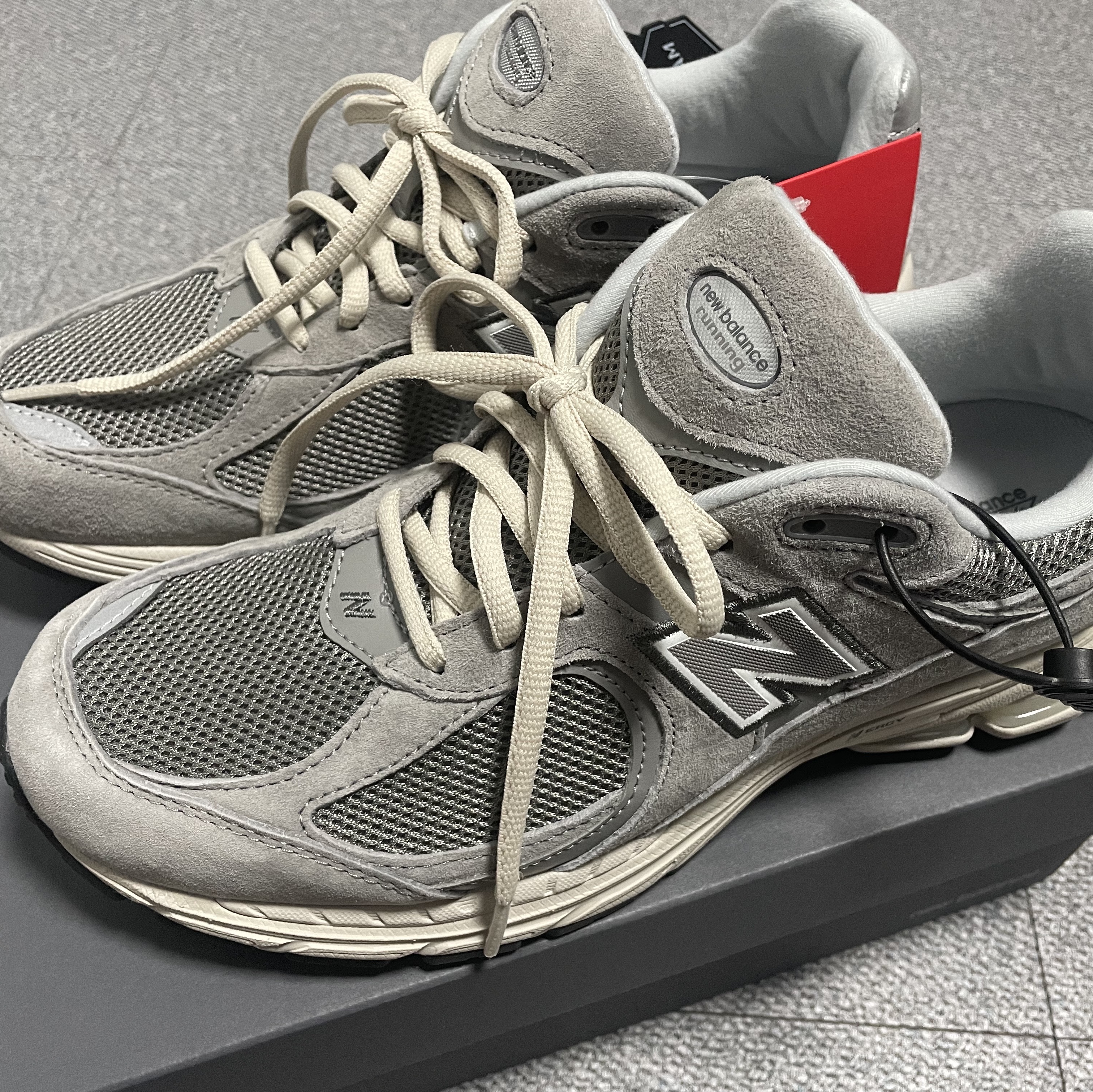 New Balance 2002R Grey 착용 스타일