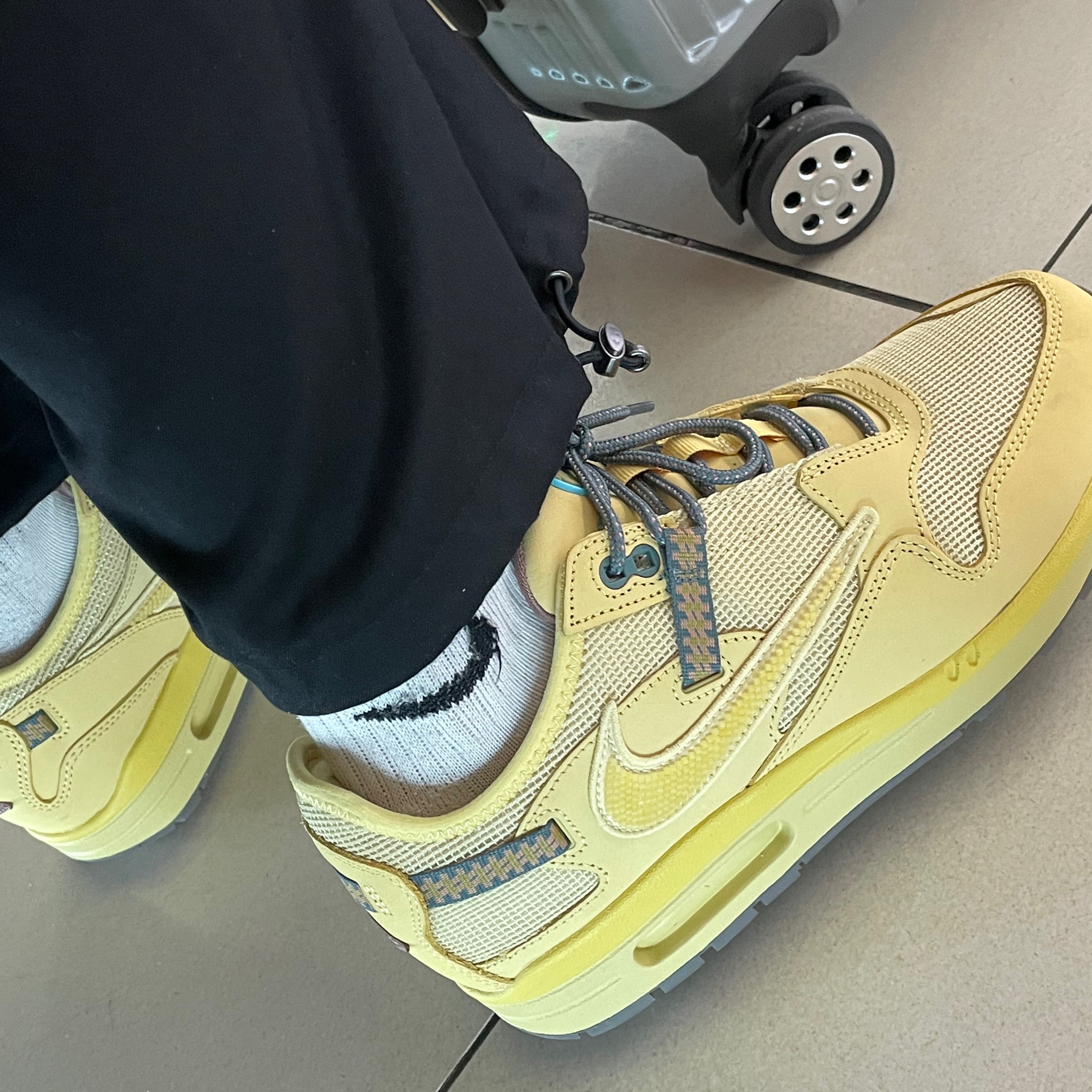 Nike x Travis Scott Air Max 1 Cact.us Gold 착용 스타일 - 2