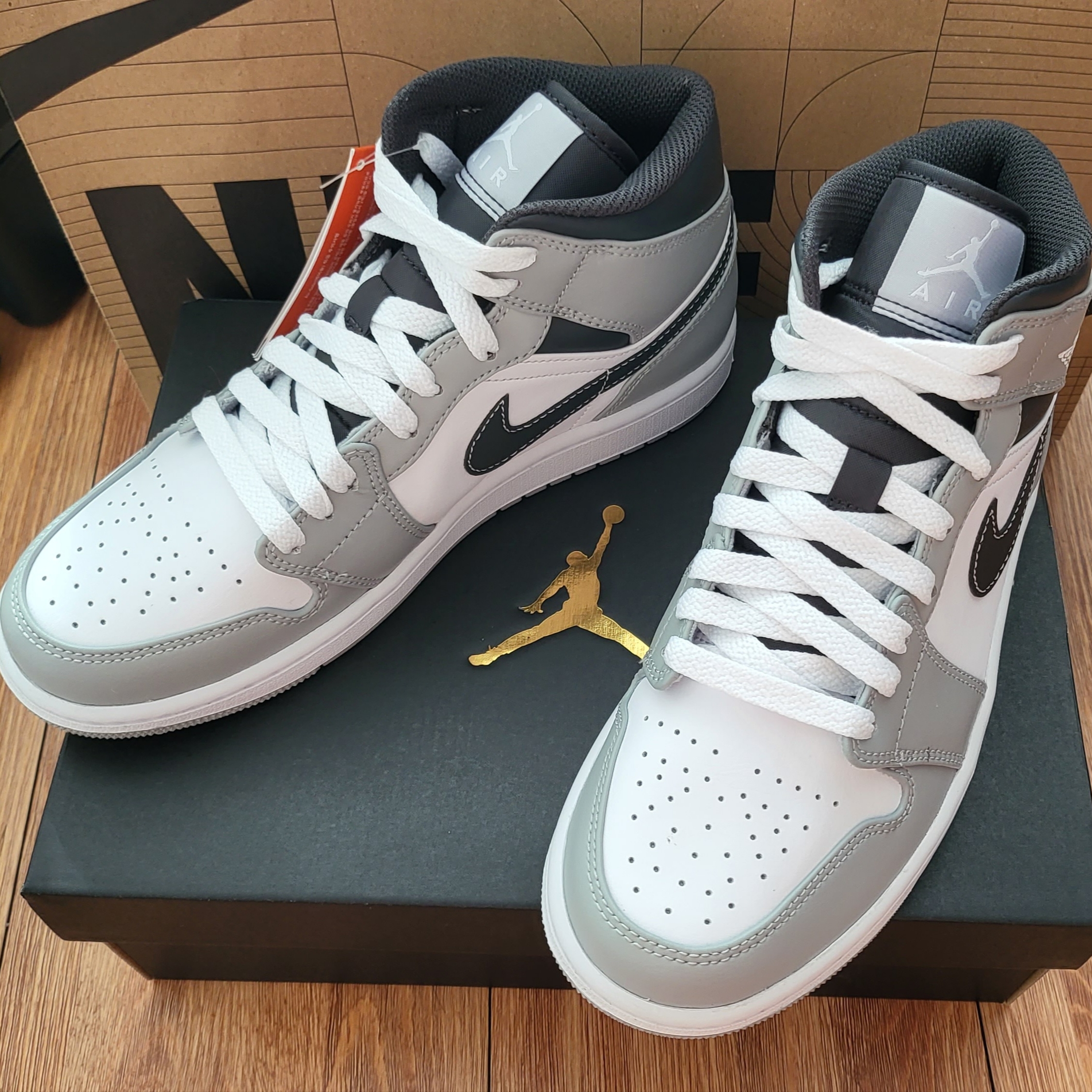Jordan 1 Mid Light Smoke Grey Anthracite 착용 스타일 - 1