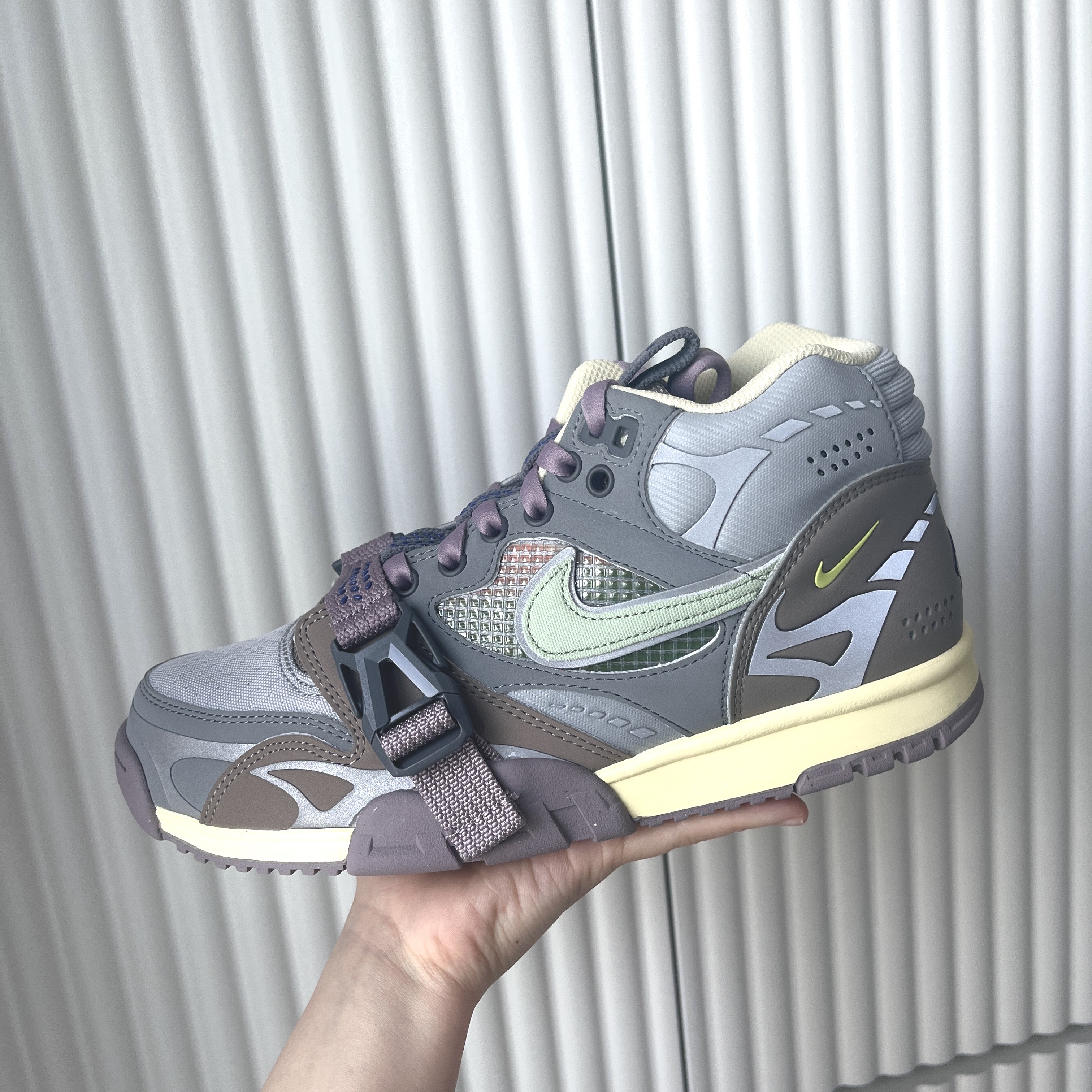 Nike Air Trainer 1 SP Light Smoke Grey and Honeydew 착용 스타일