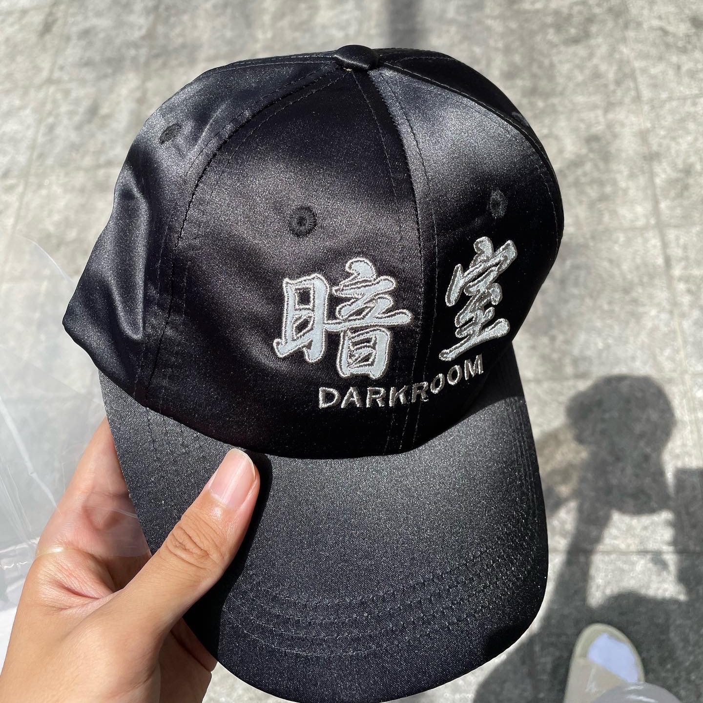 Darkr8m Studio x Hardhitters Satin Reflective Logo Cap 착용 스타일