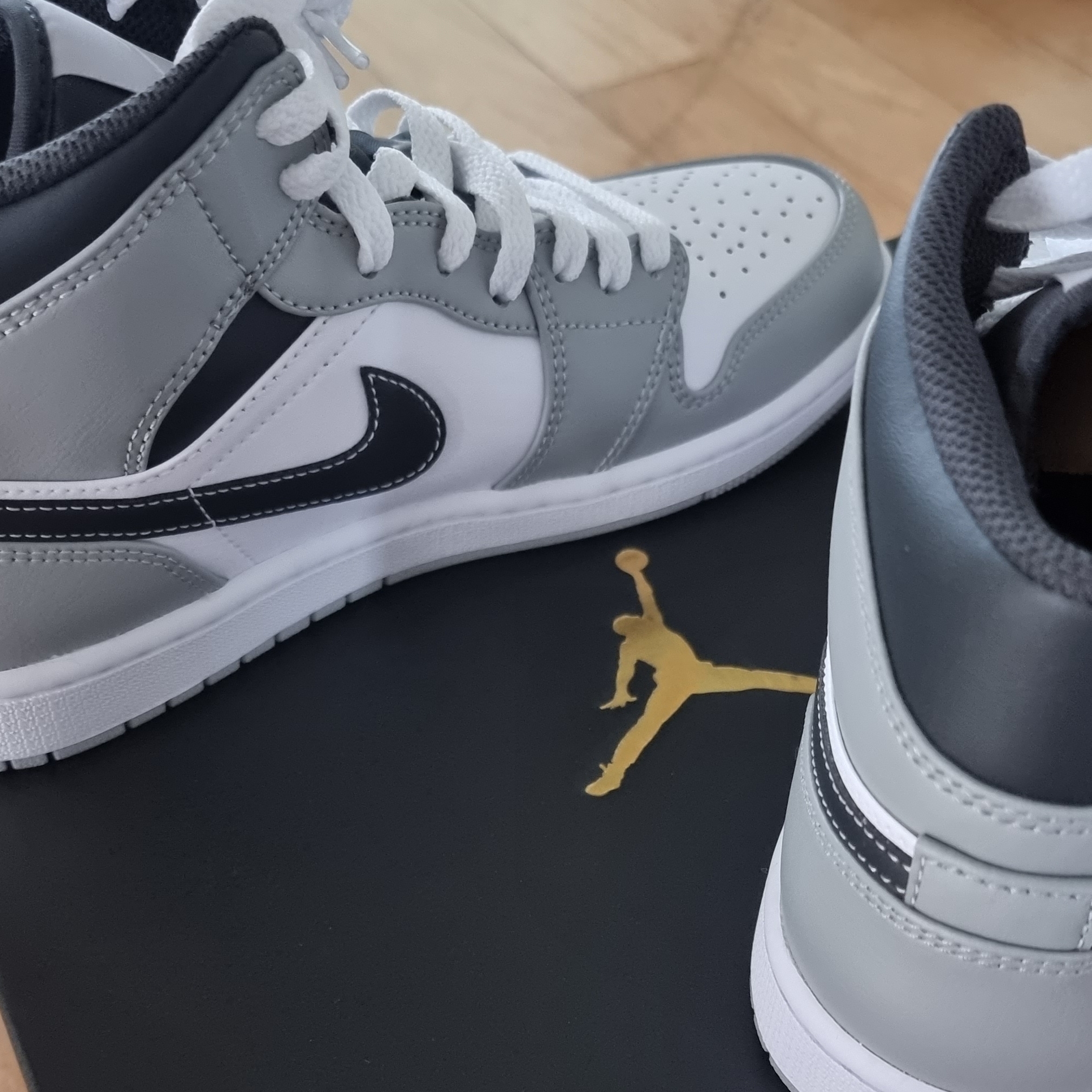 Jordan 1 Mid Light Smoke Grey Anthracite 착용 스타일 - 3