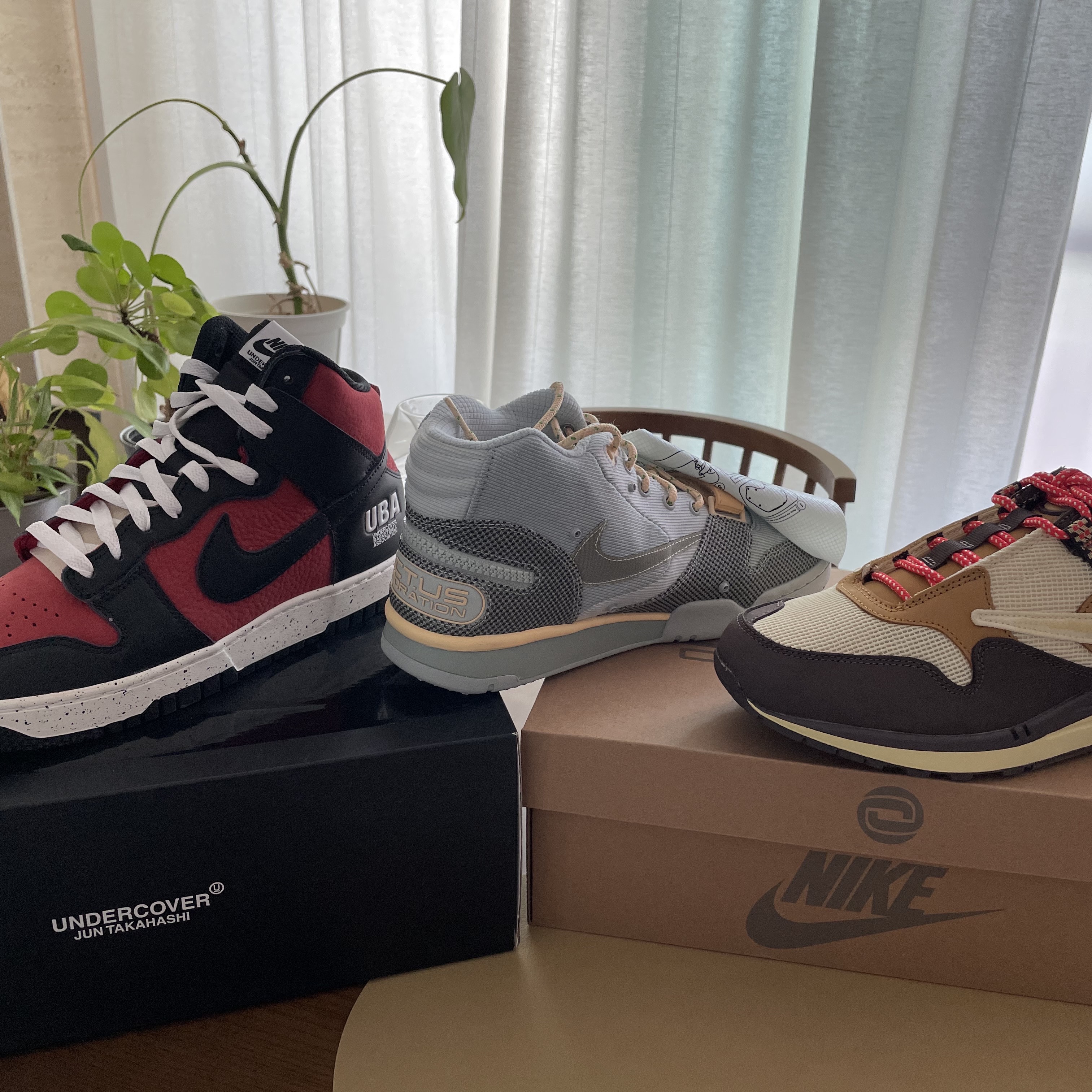 Nike x Undercover Dunk High 1985 Gym Red, Nike x Travis Scott Air Max 1 Cact.us Brown 착용 스타일 - 1