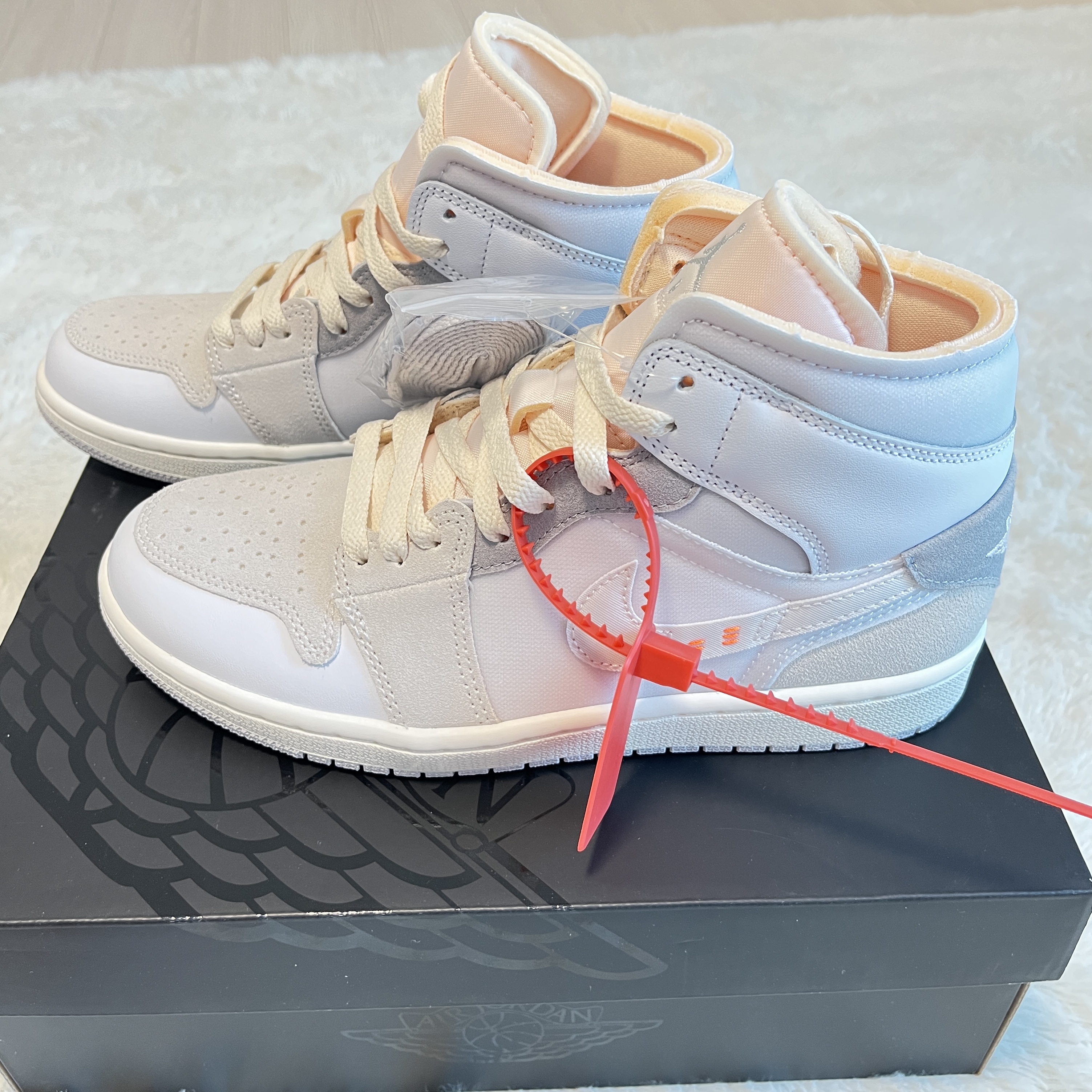 Jordan 1 Mid SE Craft White and Phantom 착용 스타일