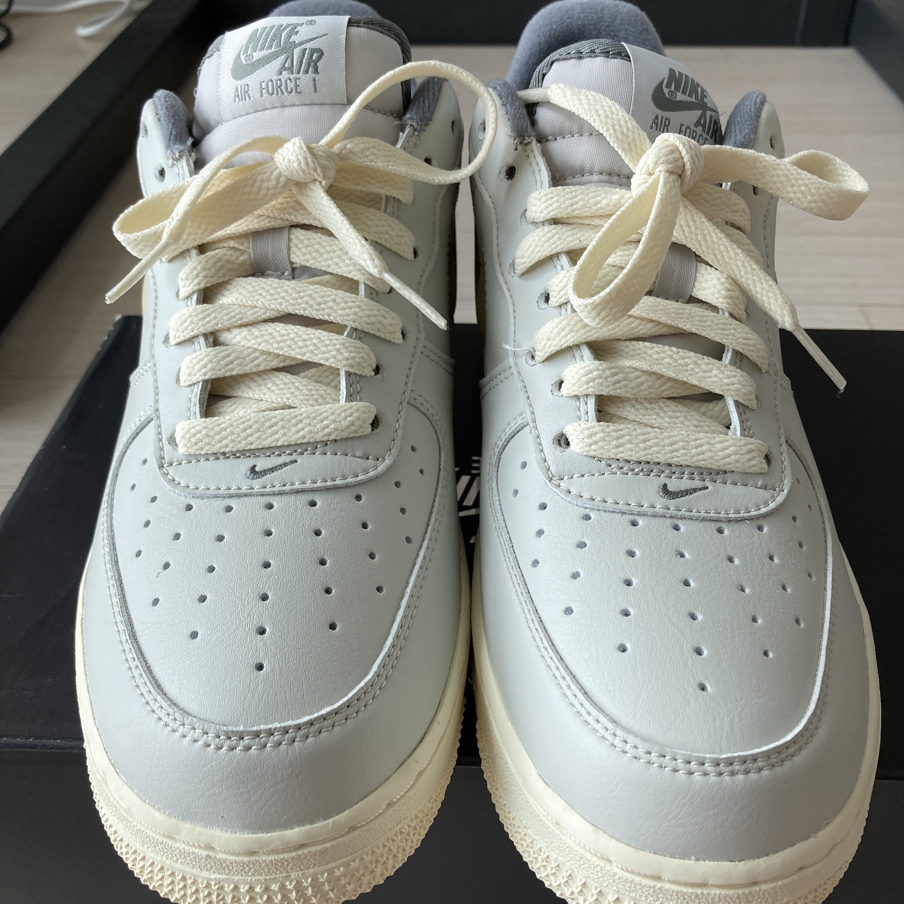 Nike Air Force 1 '07 LX Light Bone and Coconut Milk 착용 스타일 - 2