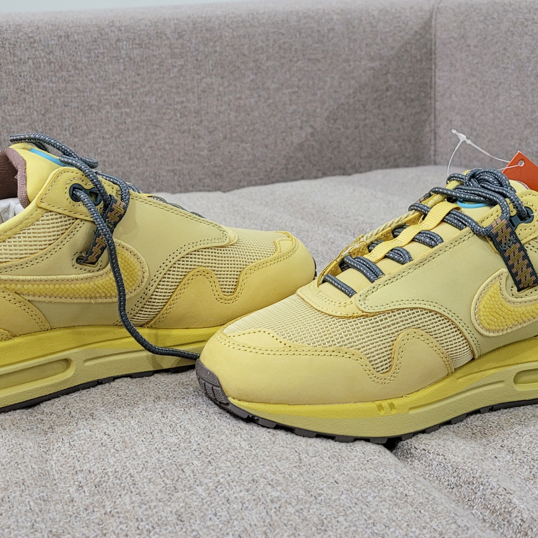 Nike x Travis Scott Air Max 1 Cact.us Gold 착용 스타일 - 2