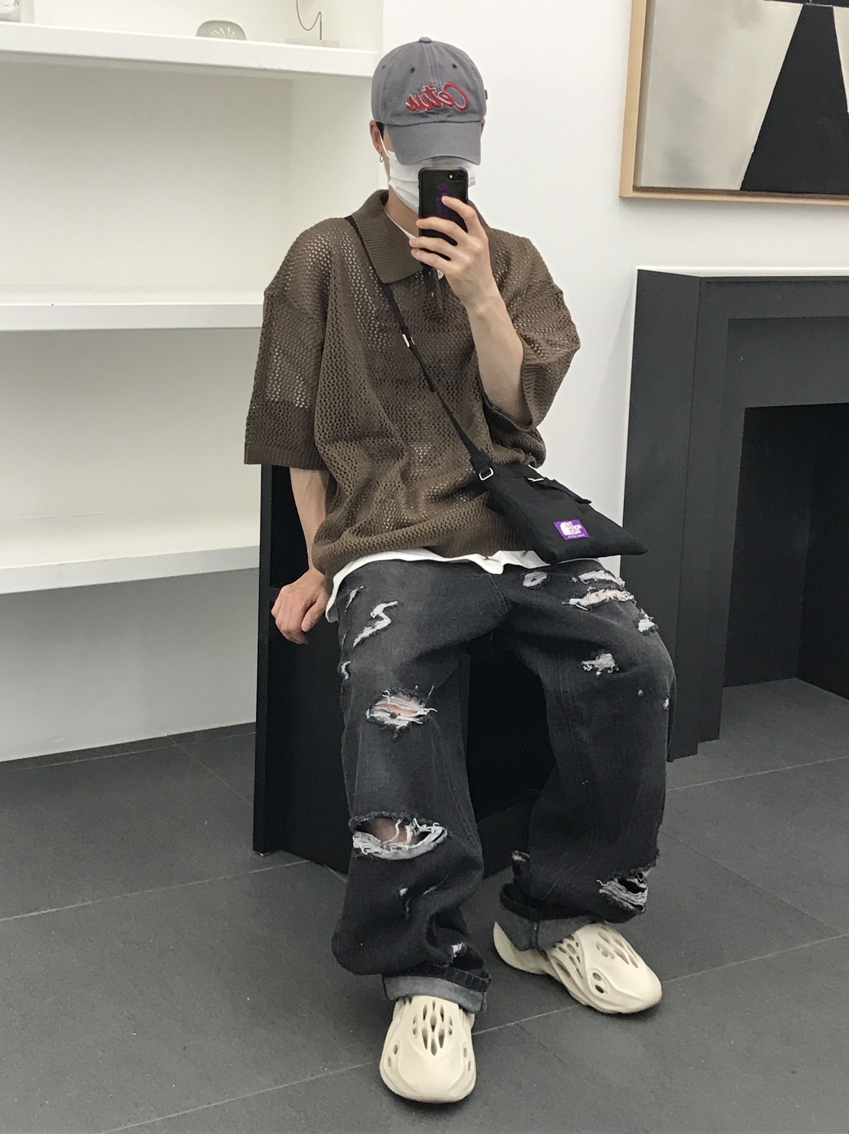 Adidas Yeezy Foam RNNR Sand 착용 스타일