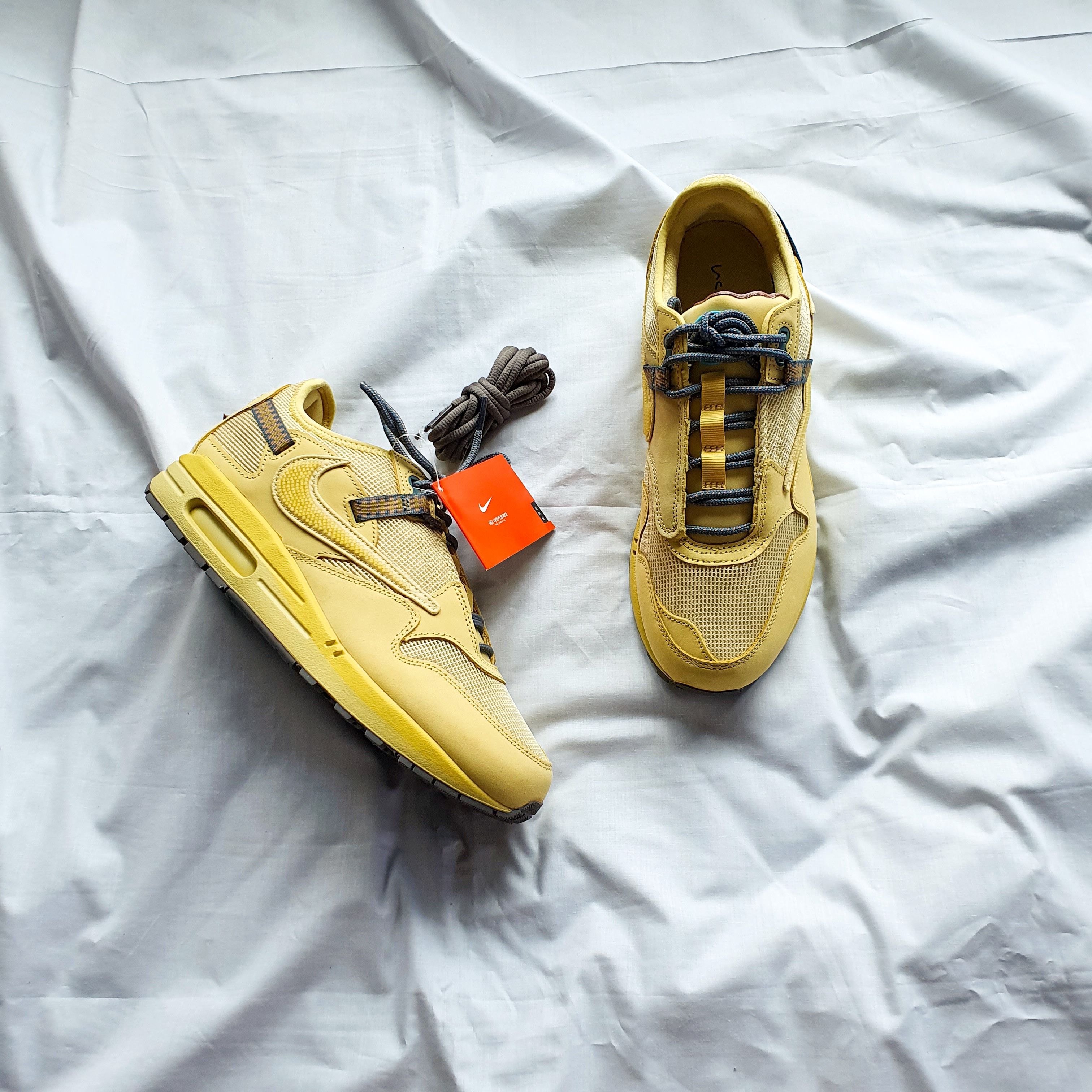 Nike x Travis Scott Air Max 1 Cact.us Gold 착용 스타일 - 3