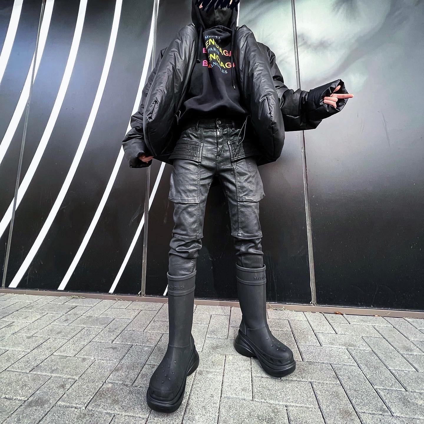 Yeezy Gap Round Jacket Black, Balenciaga x Crocs Rubber Boot Black 착용 스타일 - 2