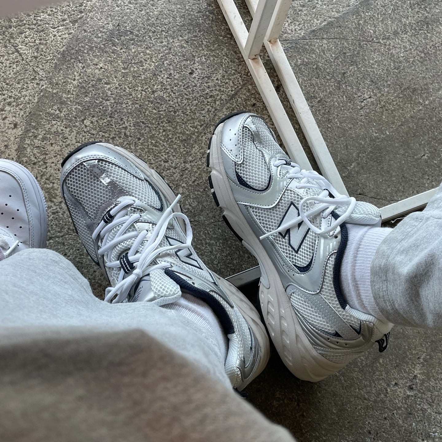 New Balance 530 Steel Grey 착용 스타일