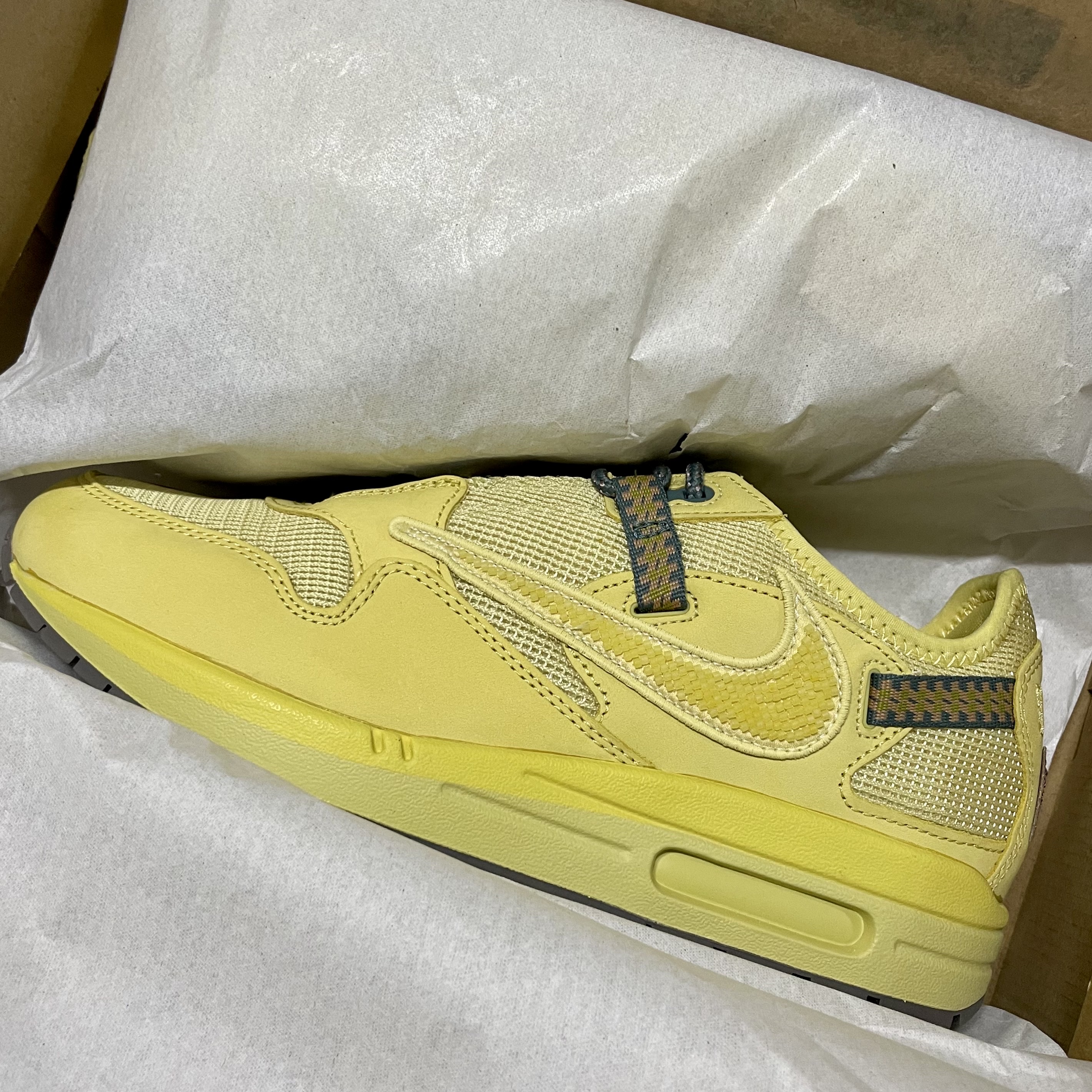Nike x Travis Scott Air Max 1 Cact.us Gold 착용 스타일 - 1