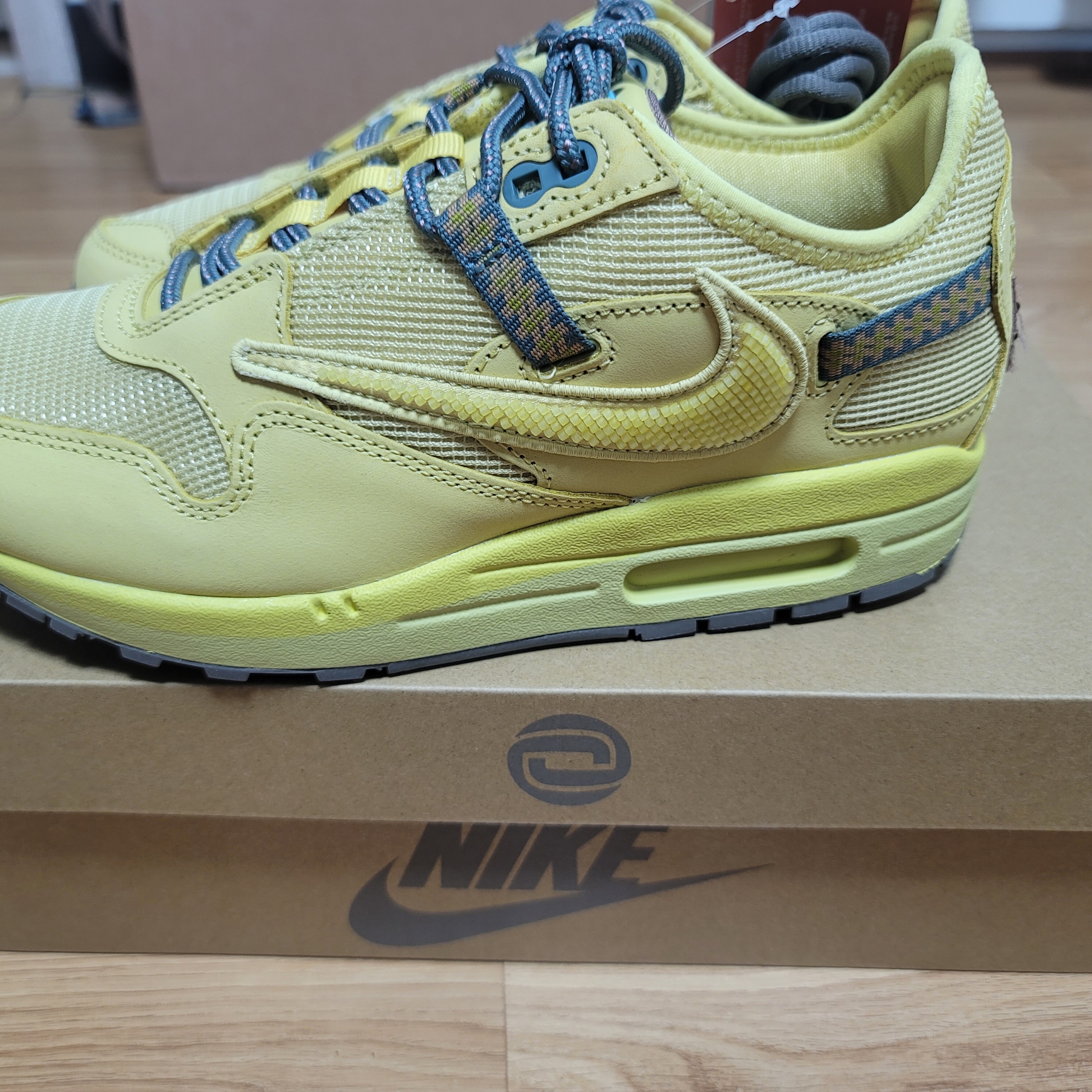 Nike x Travis Scott Air Max 1 Cact.us Gold 착용 스타일 - 3