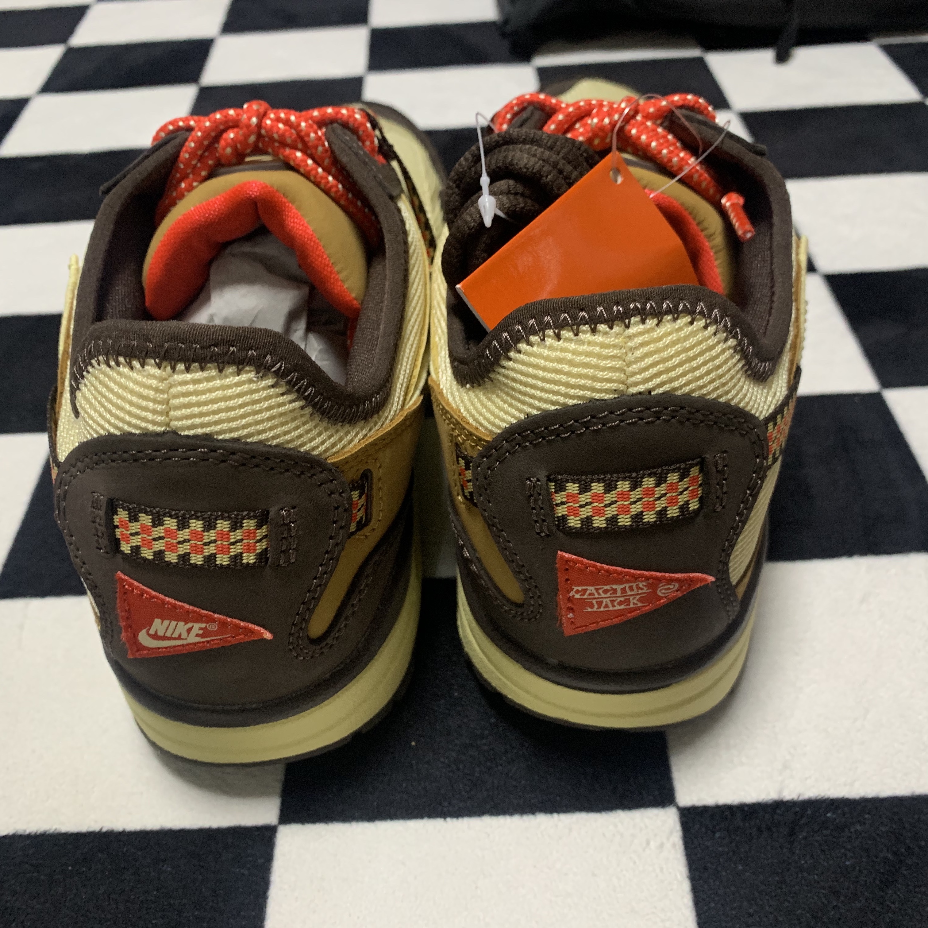 Nike x Travis Scott Air Max 1 Cact.us Brown 착용 스타일 - 3