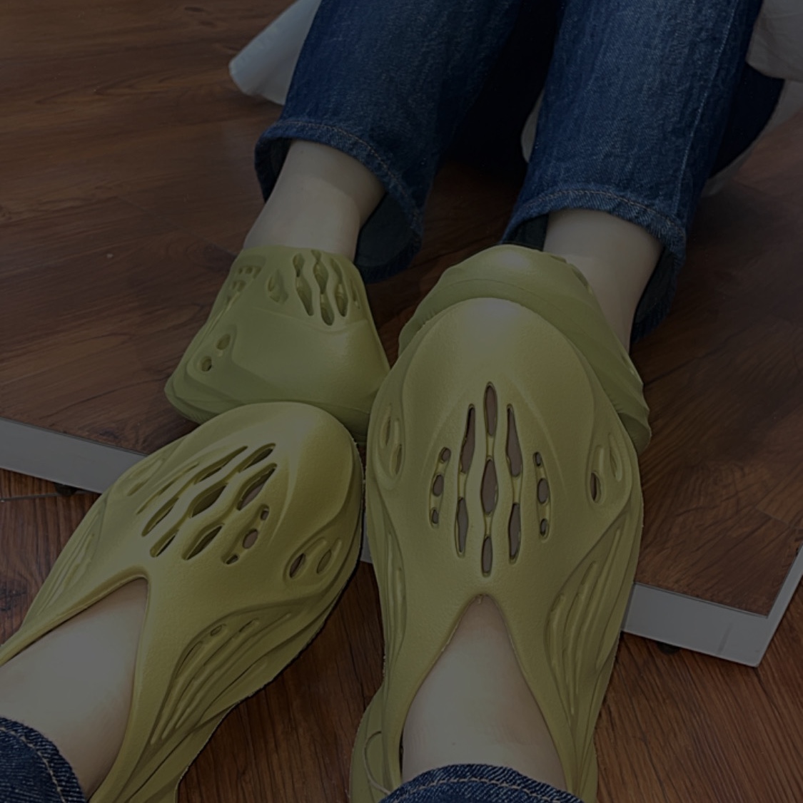 Adidas Yeezy Foam RNNR Sulfur 착용 스타일 - 2