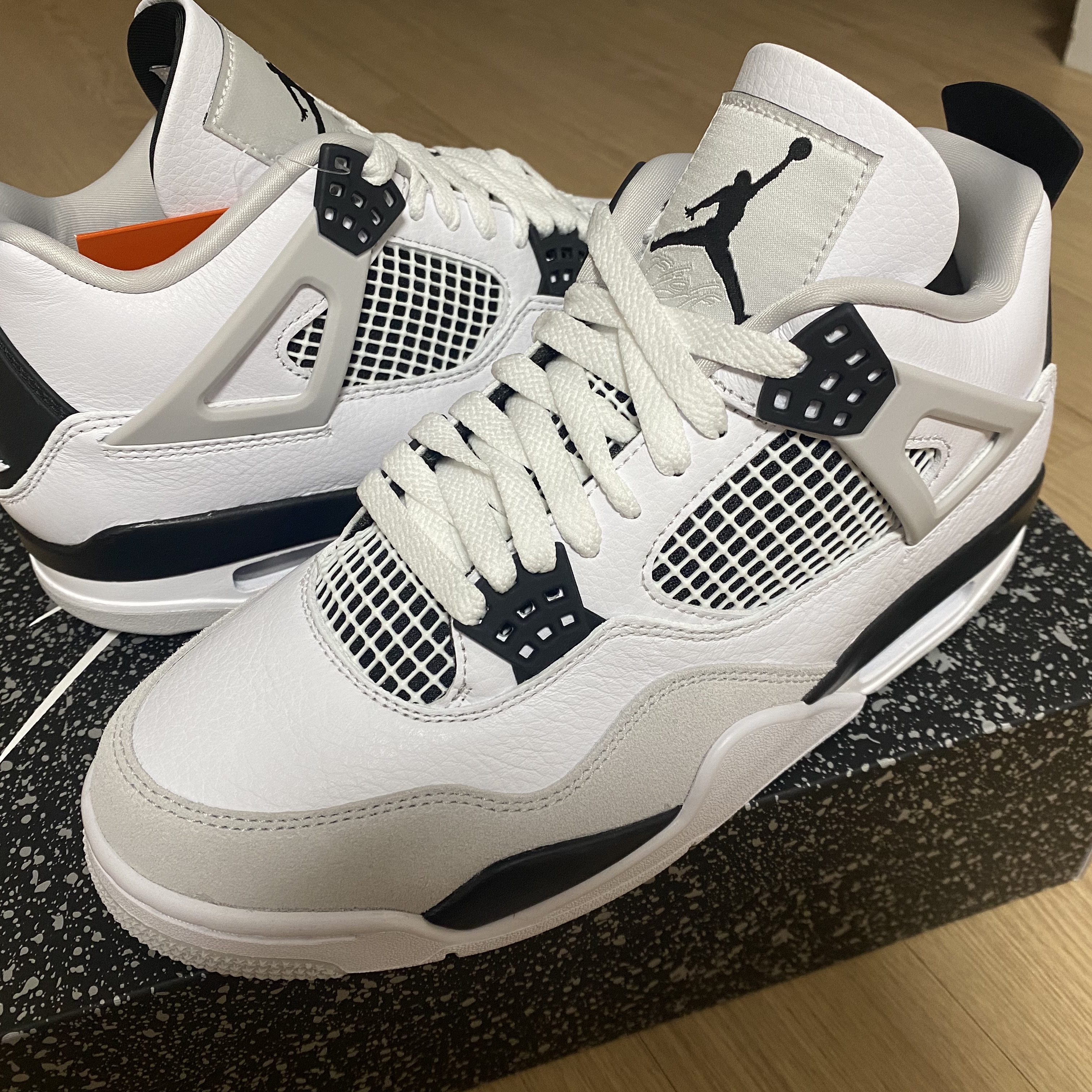 Jordan 4 Retro White and Black 착용 스타일 - 1