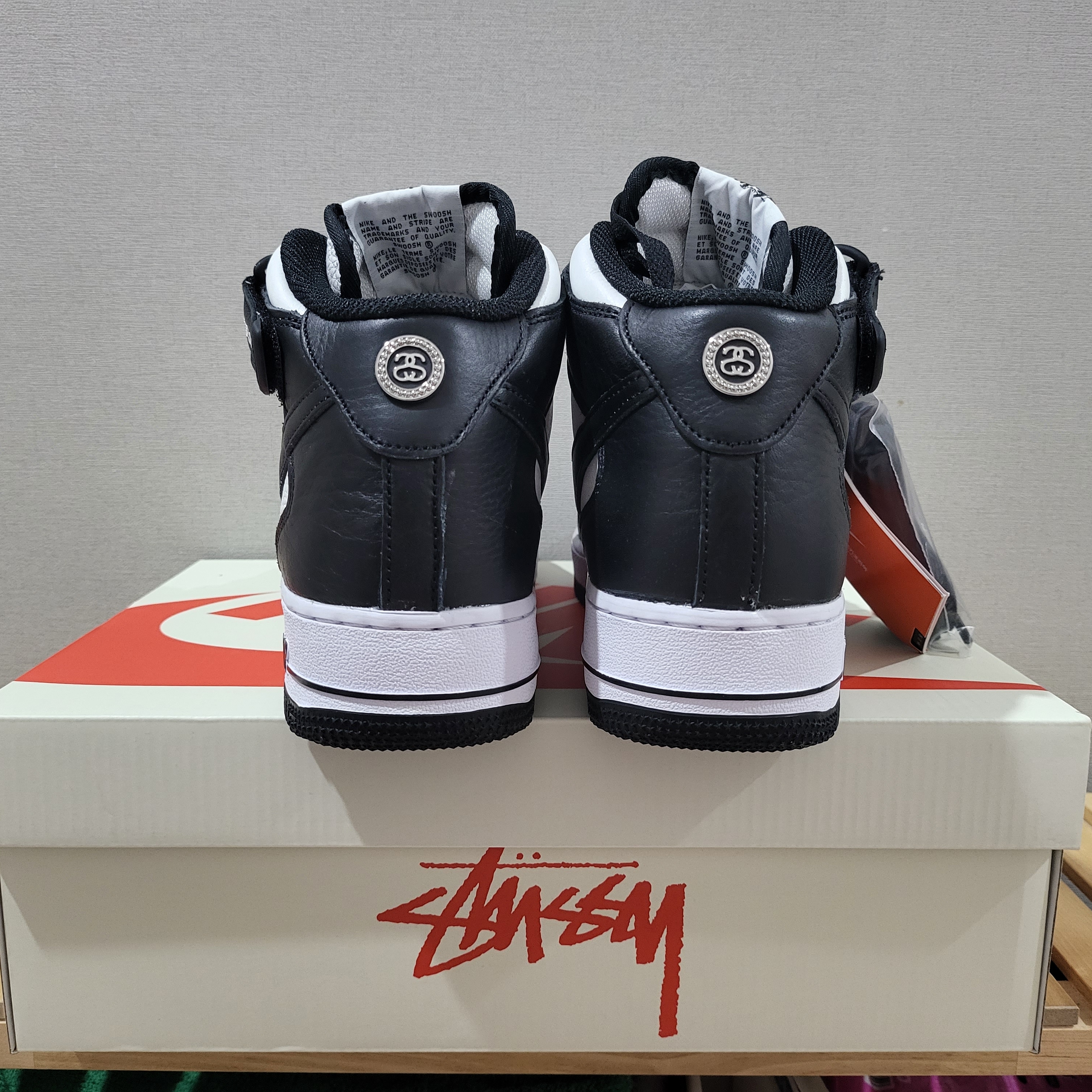 Nike x Stussy Air Force 1 '07 Mid SP Black and Light Bone 착용 스타일 - 4