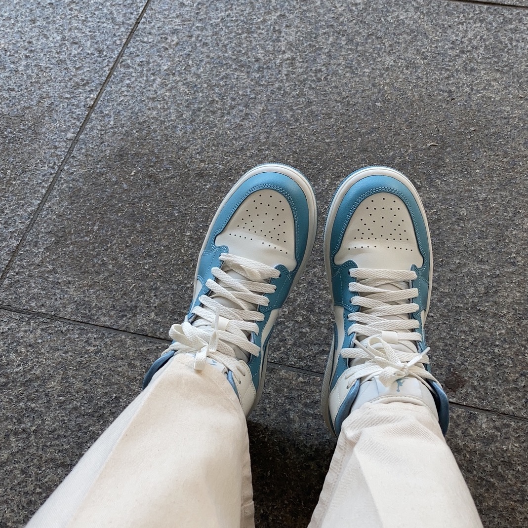 (W) Jordan 1 Mid Sail and Worn Blue 착용 스타일